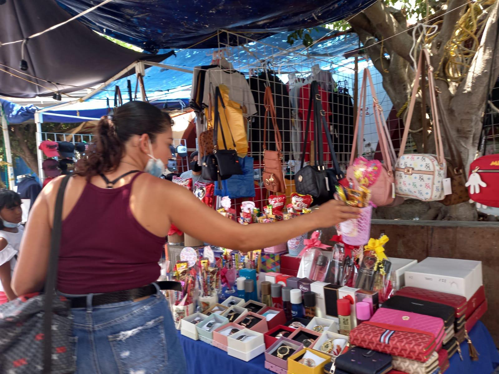 $!Por el Día de las Madres, los puestos en Escuinapa tienen buenas ventas