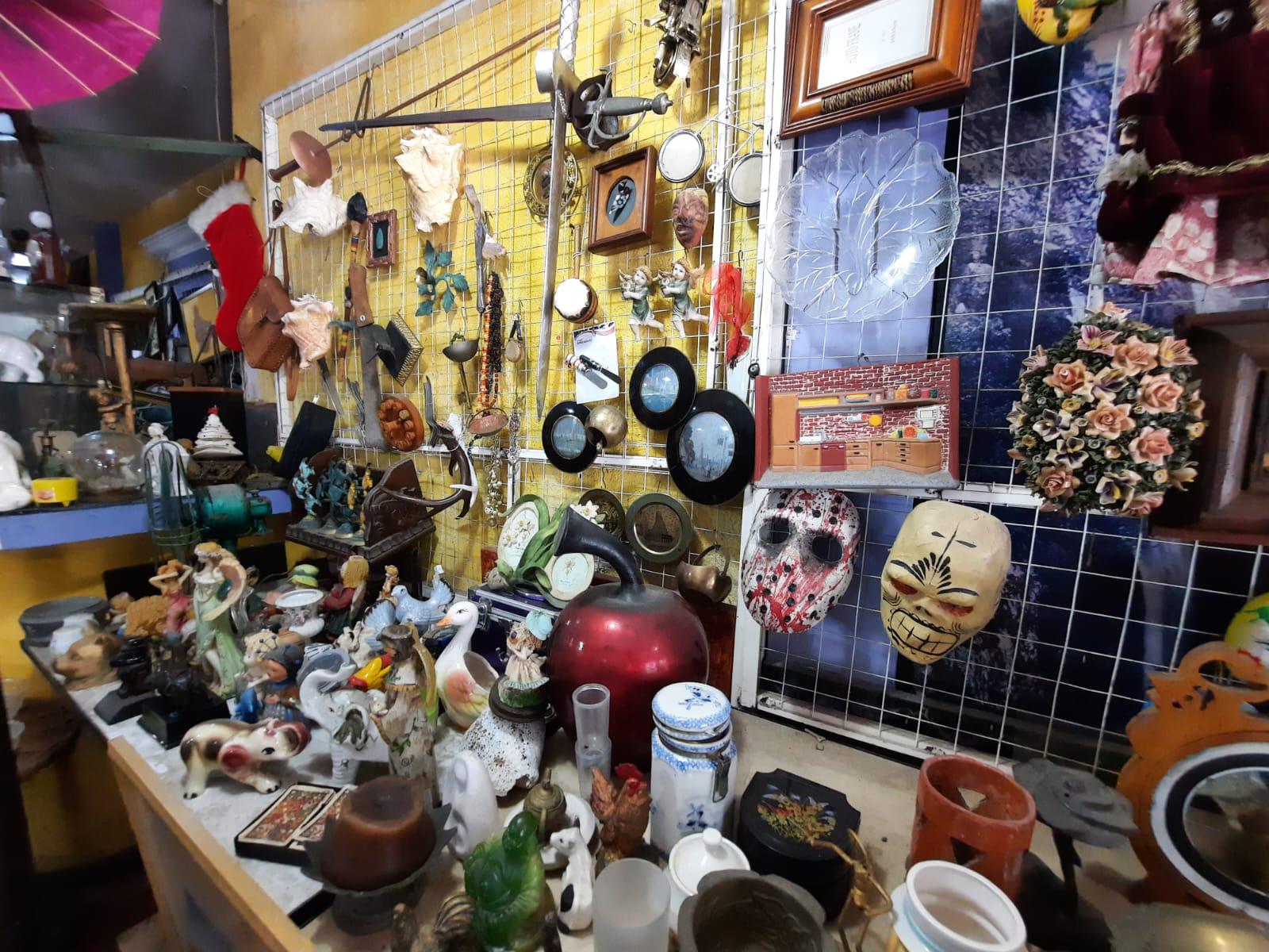 $!El Bazar de Javier, un espacio de antigüedades de México, en el Centro de Mazatlán