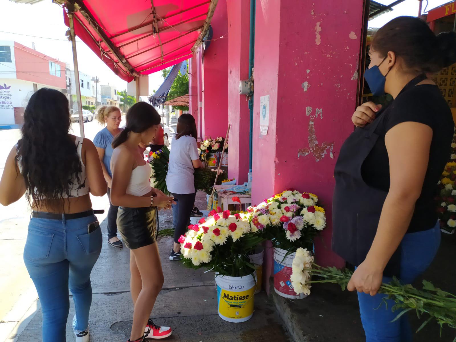 $!‘Revive’ venta de flores este Día de Muertos en Mazatlán