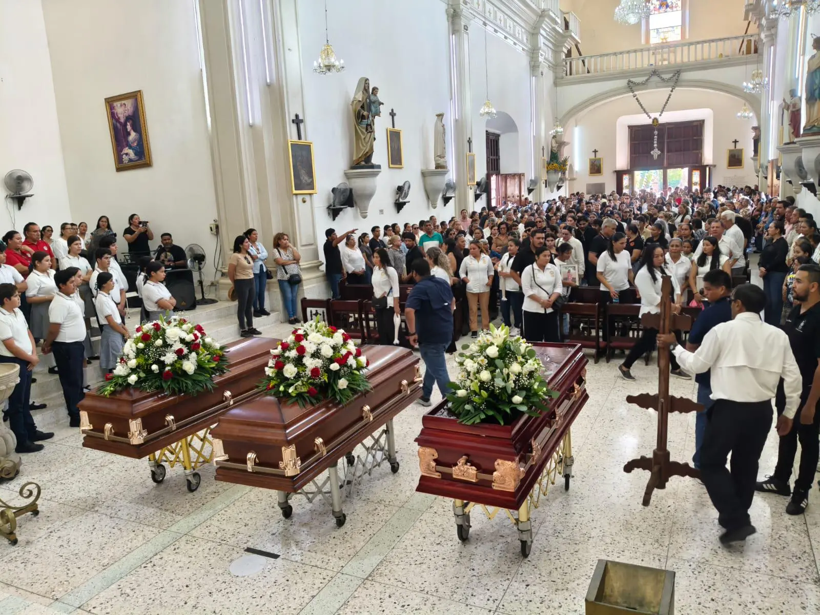 $!‘¡Presente!’, el grito de compañeros del Ayuntamiento de Rosario en homenaje de cuerpo presente a Fabiola y Julissa