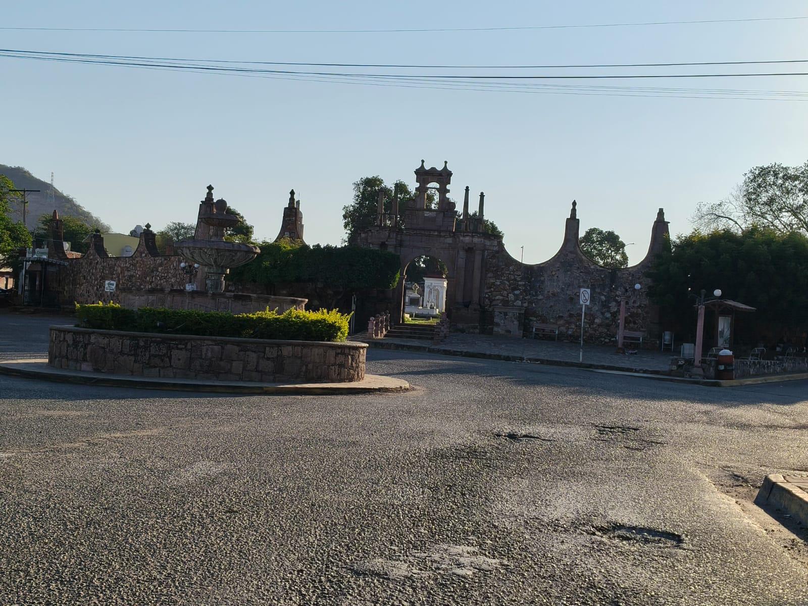 $!Dos vialidades en mal estado reciben a visitantes de El Rosario