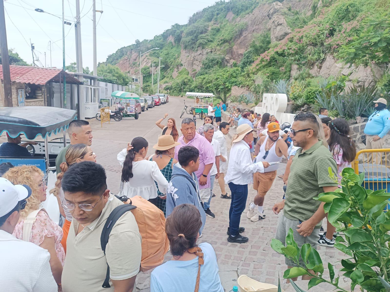 $!Turistas disfrutan de una mañana nublada en el Faro de Mazatlán
