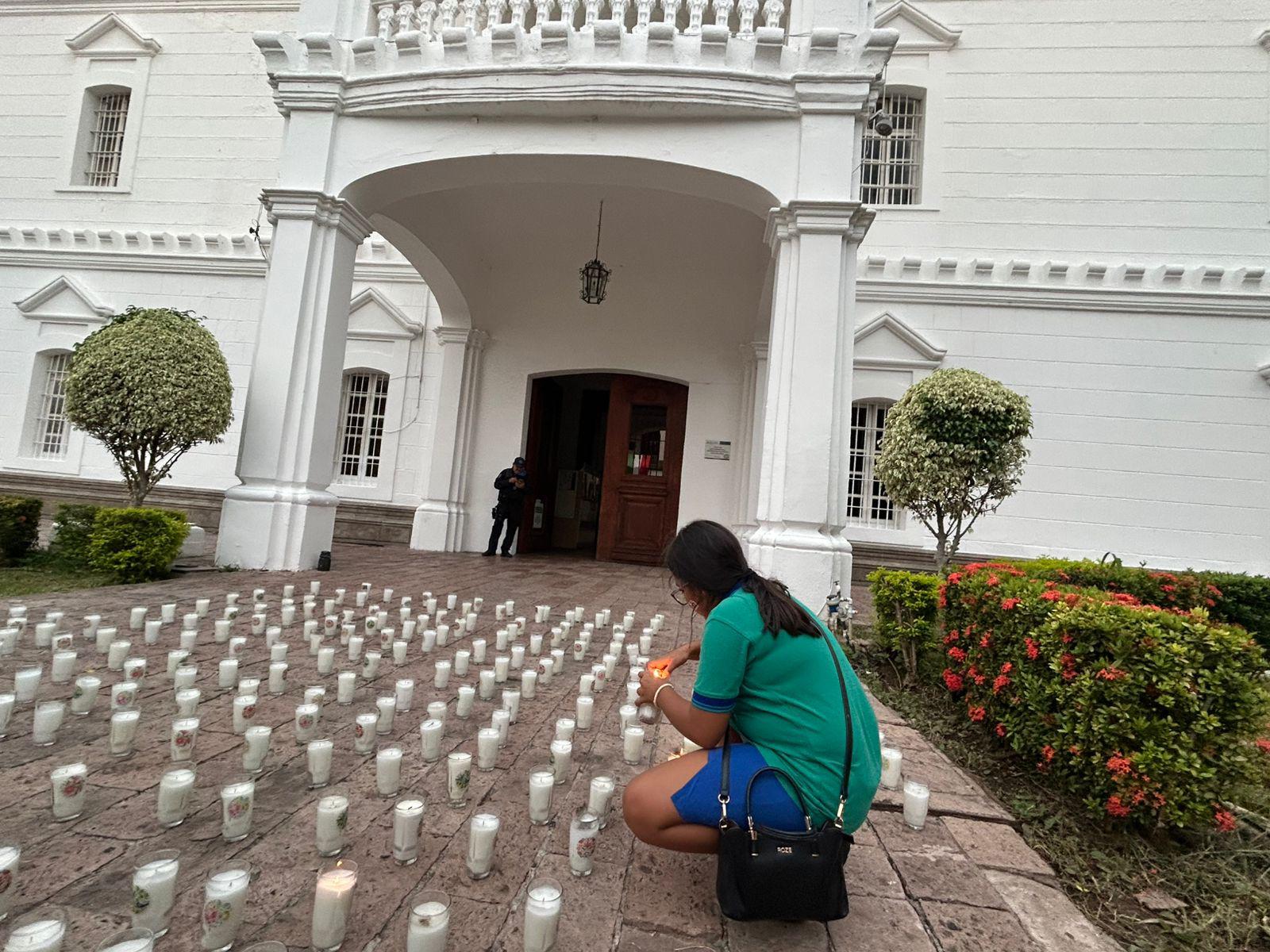 $!Encienden veladoras en el Ayuntamiento de Culiacán a un año de la crisis de seguridad