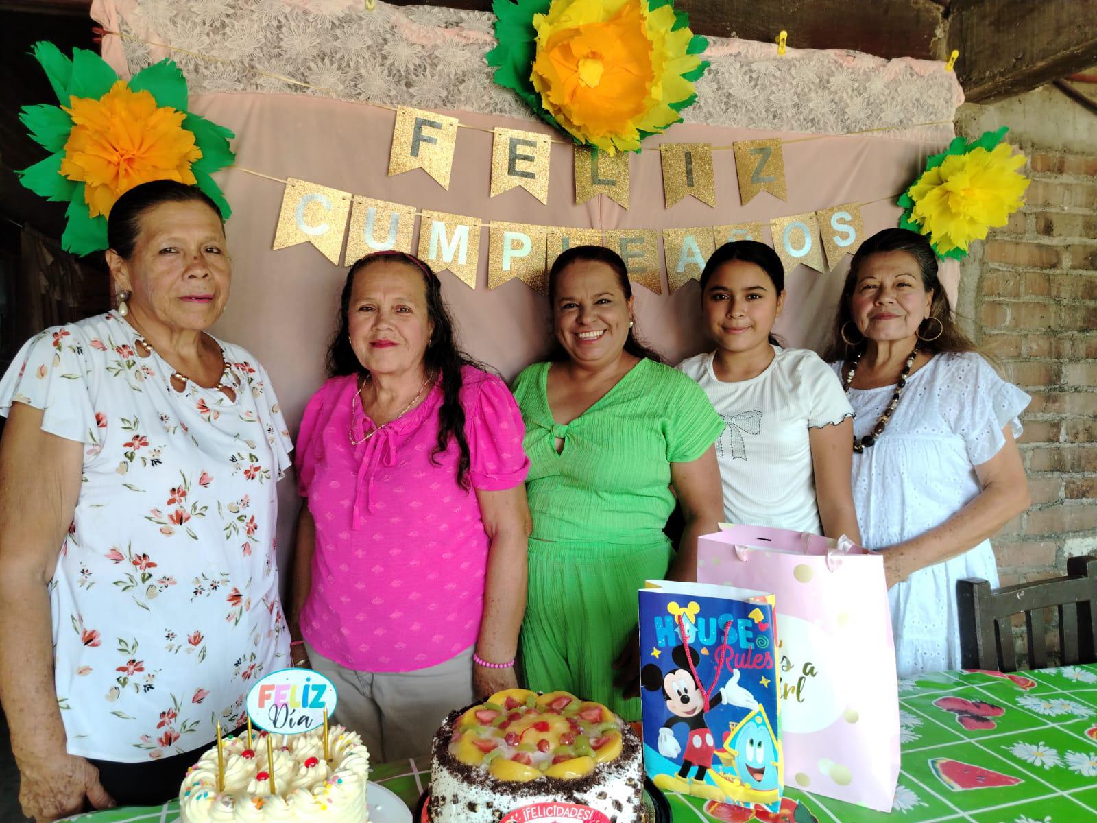 $!Con sus tías Cuquita, Alma, Ramoncita Aguilar Cuadras y su ahijada Dulce López.