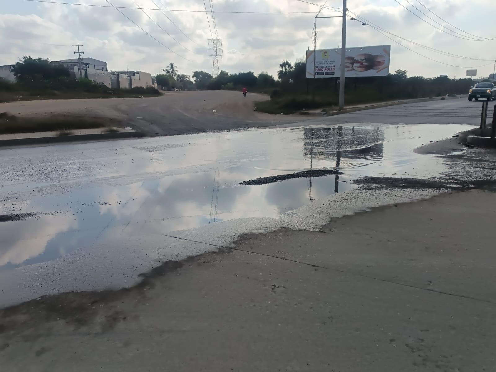 $!Aguas negras afectan desde hace meses cruce de Las Torres y Santa Rosa, en Mazatlán
