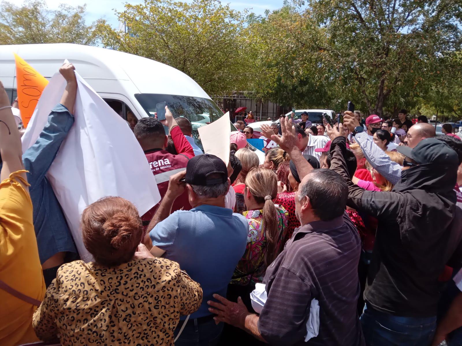 $!En medio de porras y protestas, llega AMLO a evento en Culiacán