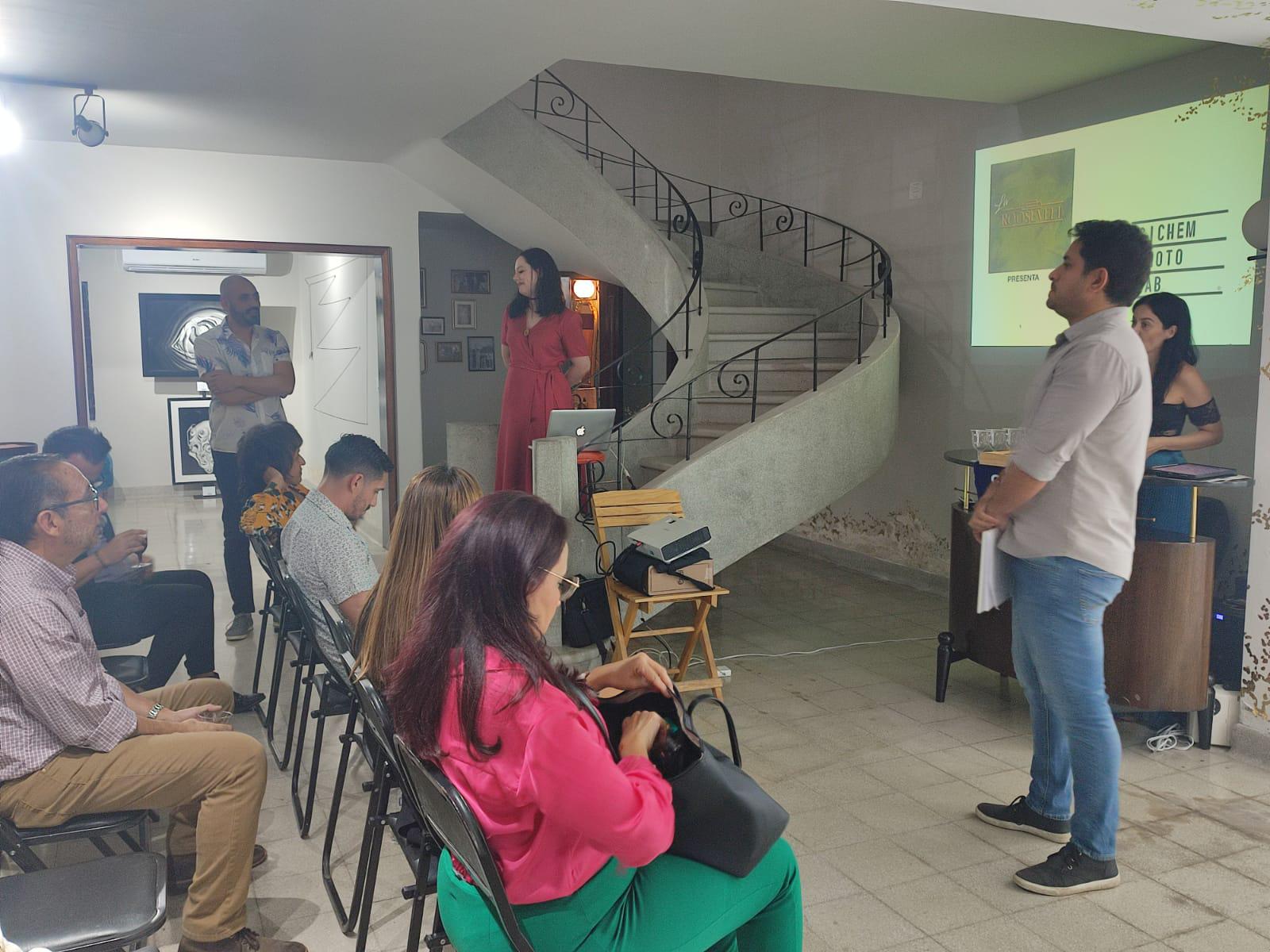 $!El público escuchó atento al artista.