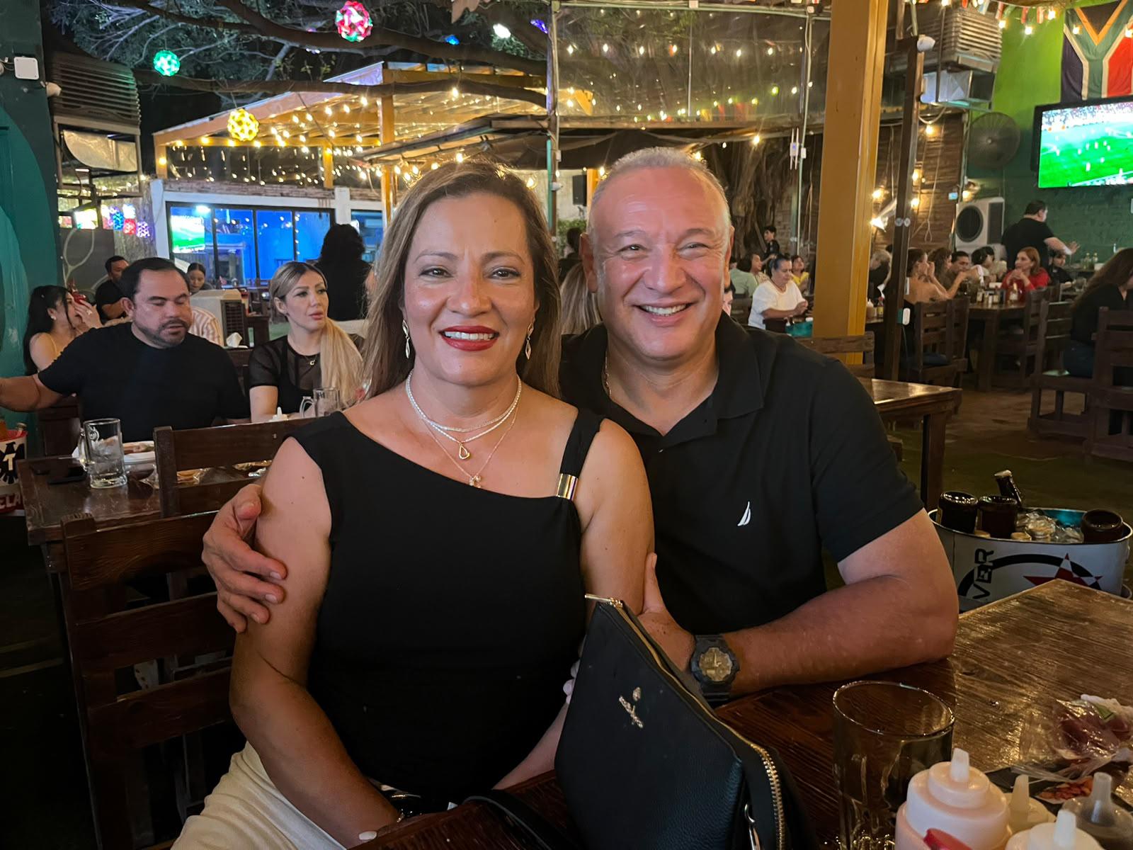 $!Claudia García Cháidez con su esposo Óscar Gil.