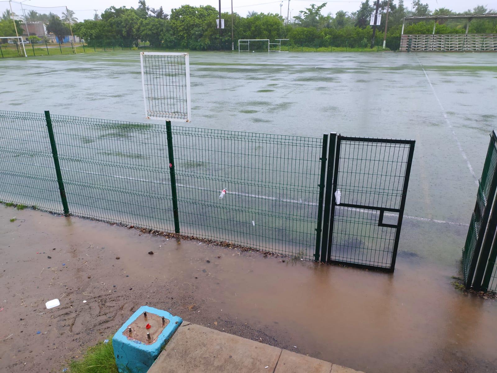 $!‘Nora’ provoca inundaciones en espacios deportivos de Mazatlán