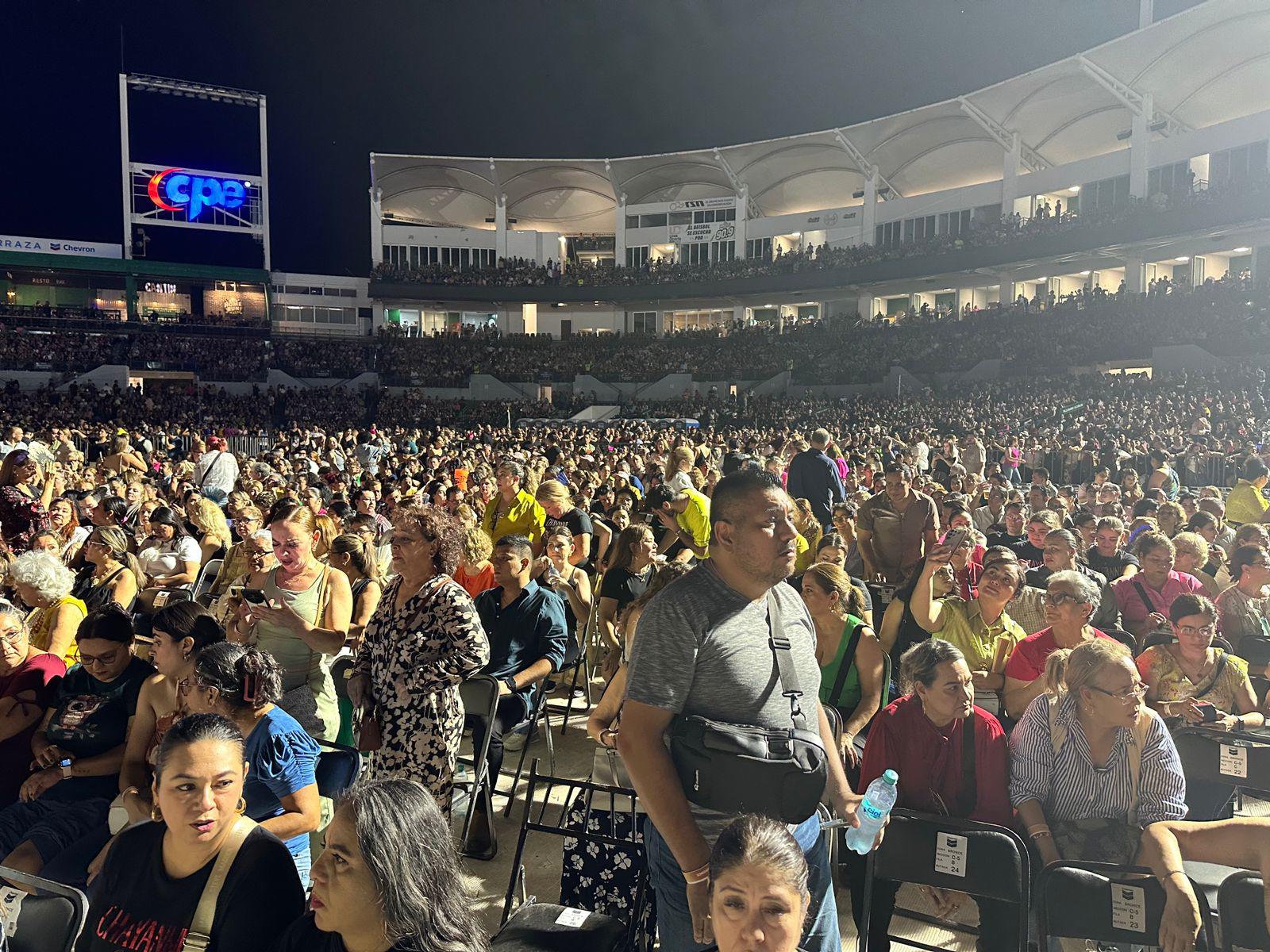 $!Más de 16 mil fans acudieron al concierto de Chayanne en Los Mochis.