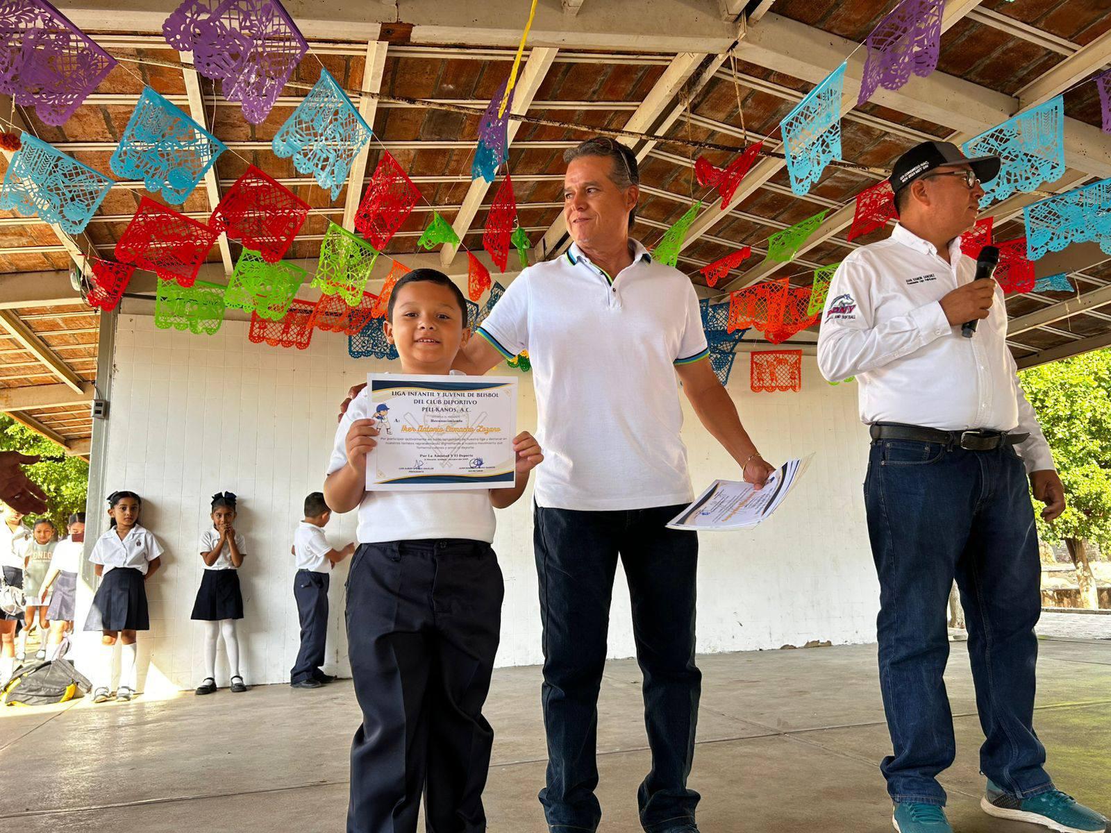 $!Reconocen a peloteritos y peloteritas de la Liga Infantil Pelikanos, en Rosario