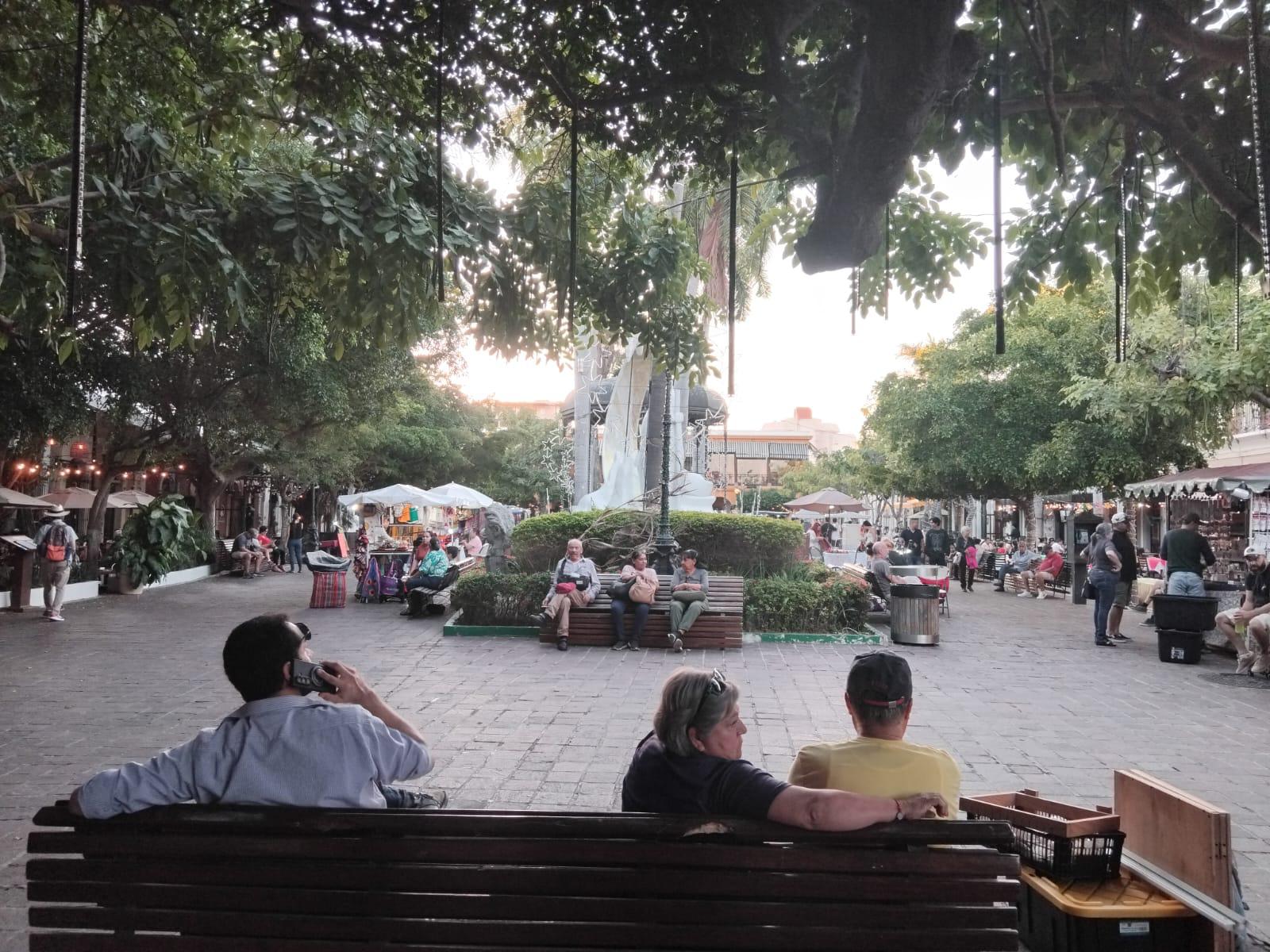 $!En Mazatlán, disfrutan decenas de personas de la Plazuela Machado este fin de semana