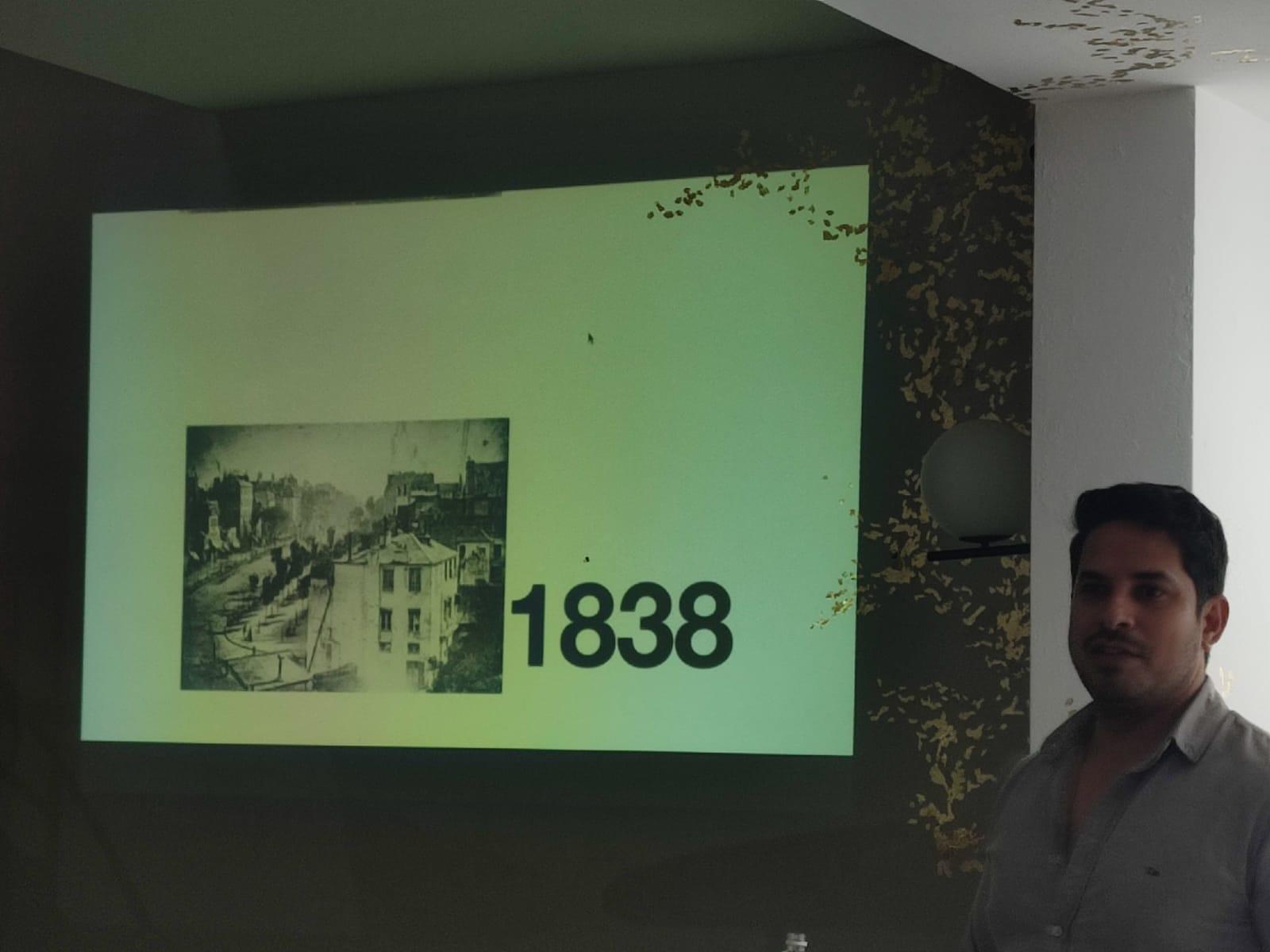 $!El artista compartió imágenes de diferentes épocas.