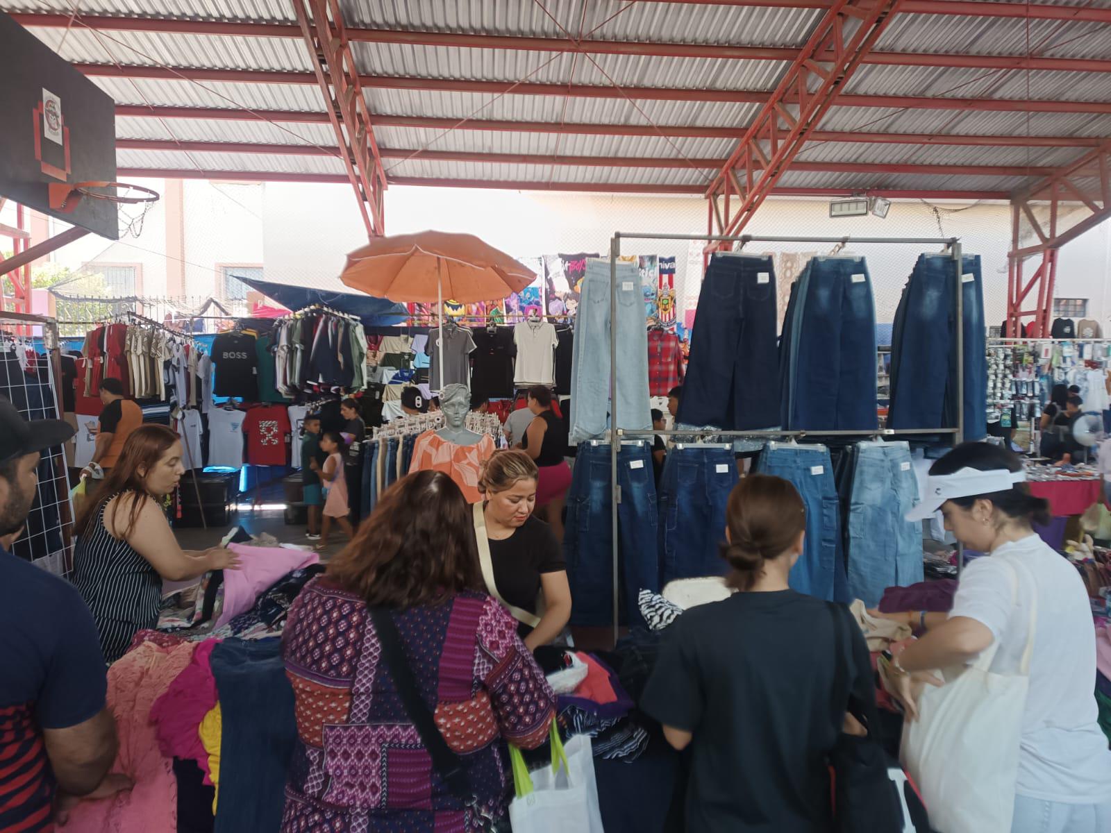 $!Mazatlecos dan vida y color al tianguis de la colonia Benito Juárez pese a mala temporada