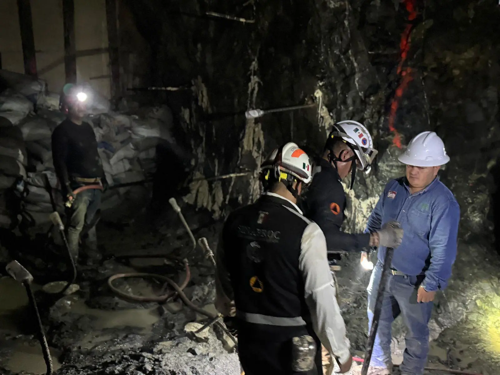 $!Labores de rescate en mina Santa Fe, en Rosario, intensifican bombeo de agua y jales