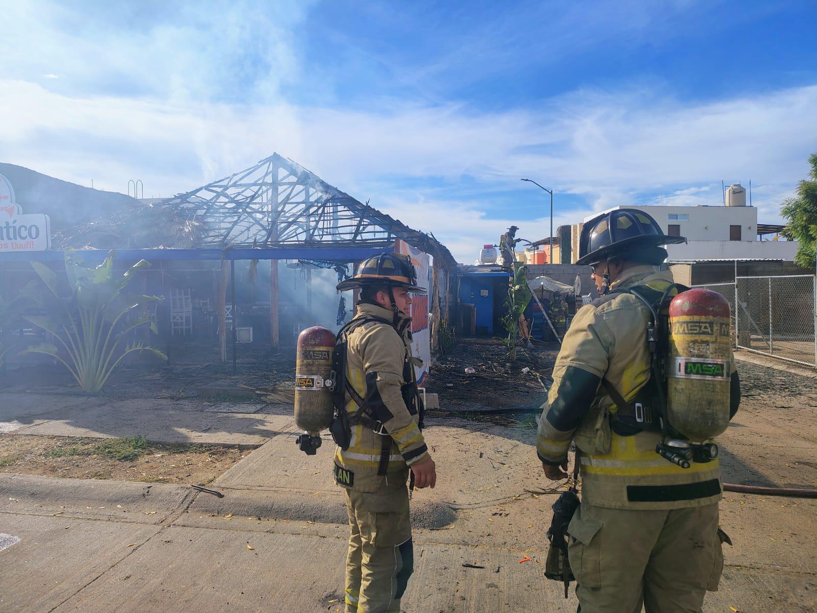 $!Fuego consume restaurante de mariscos en Real del Valle, en Mazatlán