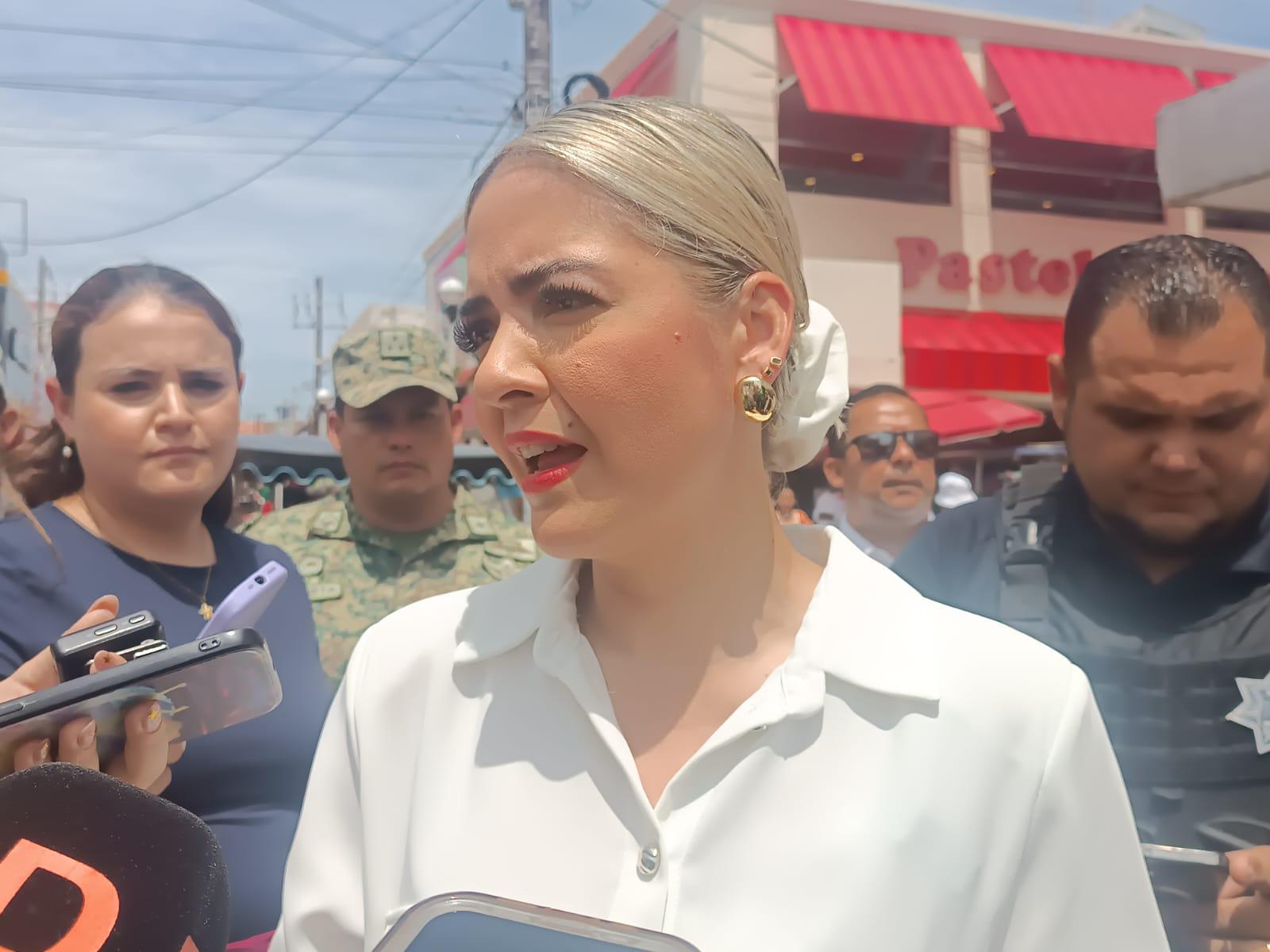 $!Realiza Estrella Palacios recorrido en calles del Centro de Mazatlán y reitera invitación a fiesta del Grito de Independencia