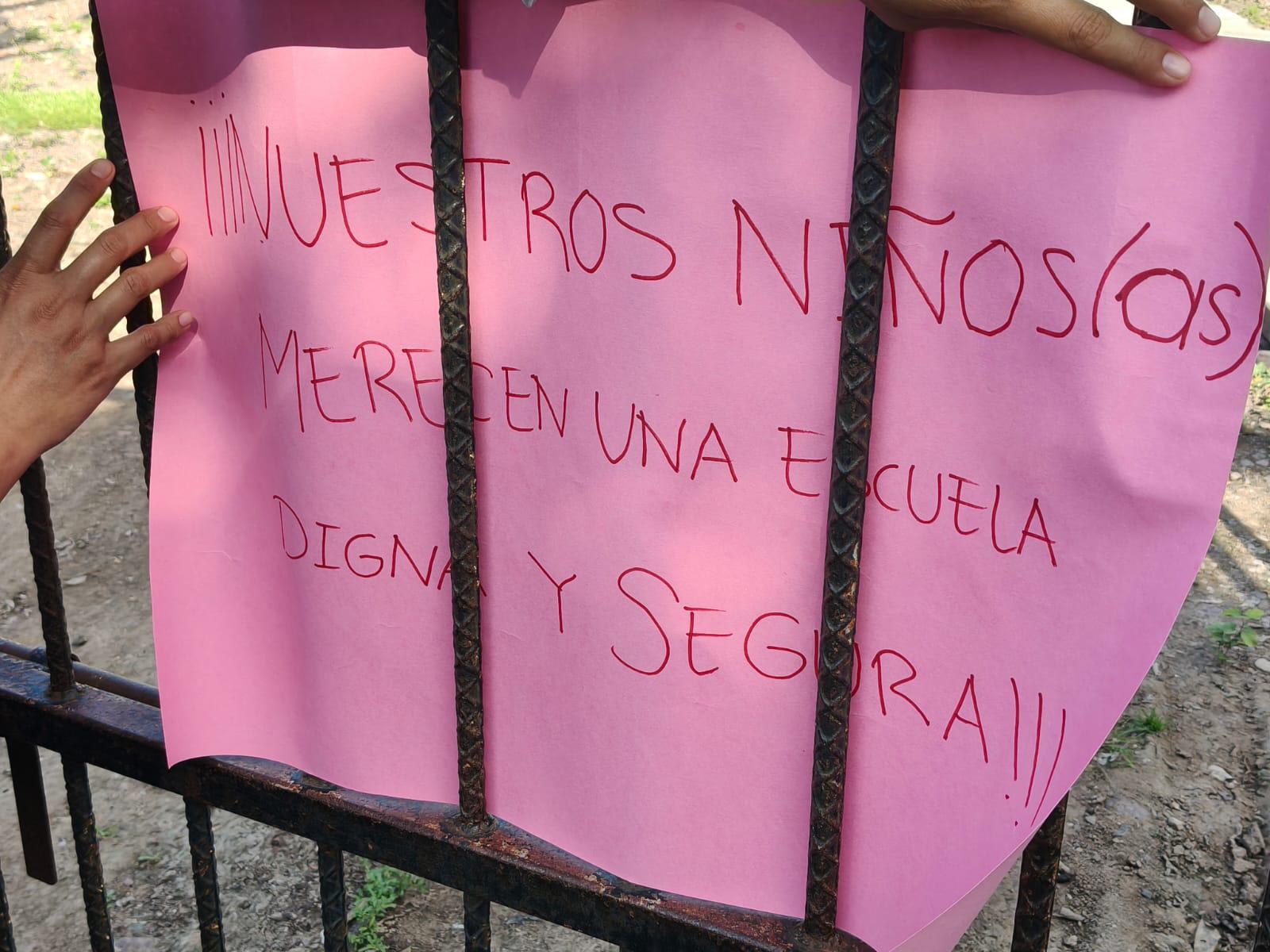 $!Padres de familia en Los Ojitos, Rosario, toman primaria en demanda de ‘una escuela digna y segura’