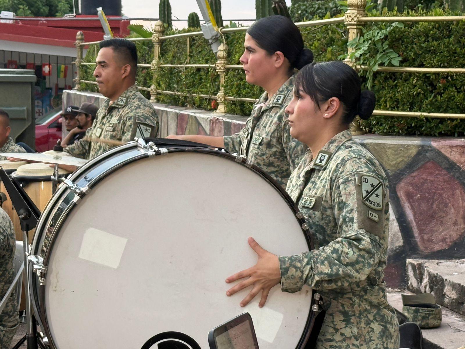 $!Banda de Música de la III Región Militar pone a cantar y bailar a los rosarenses