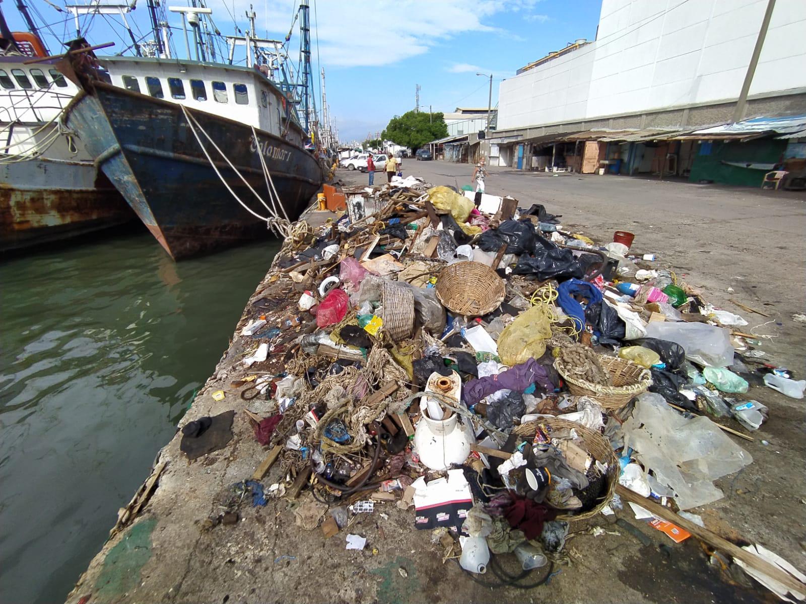 $!Más camaroneros salen a altamar, dejando atrás montones de basura en el Bonfil en Mazatlán