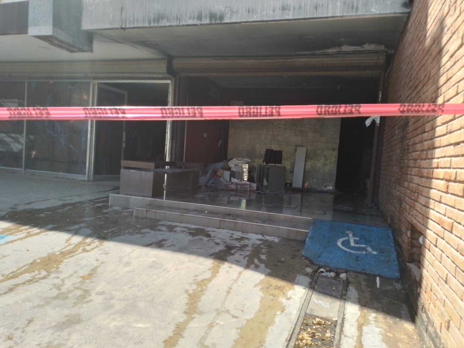 $!Se incendia edificio asegurado a Inverplux en Culiacán