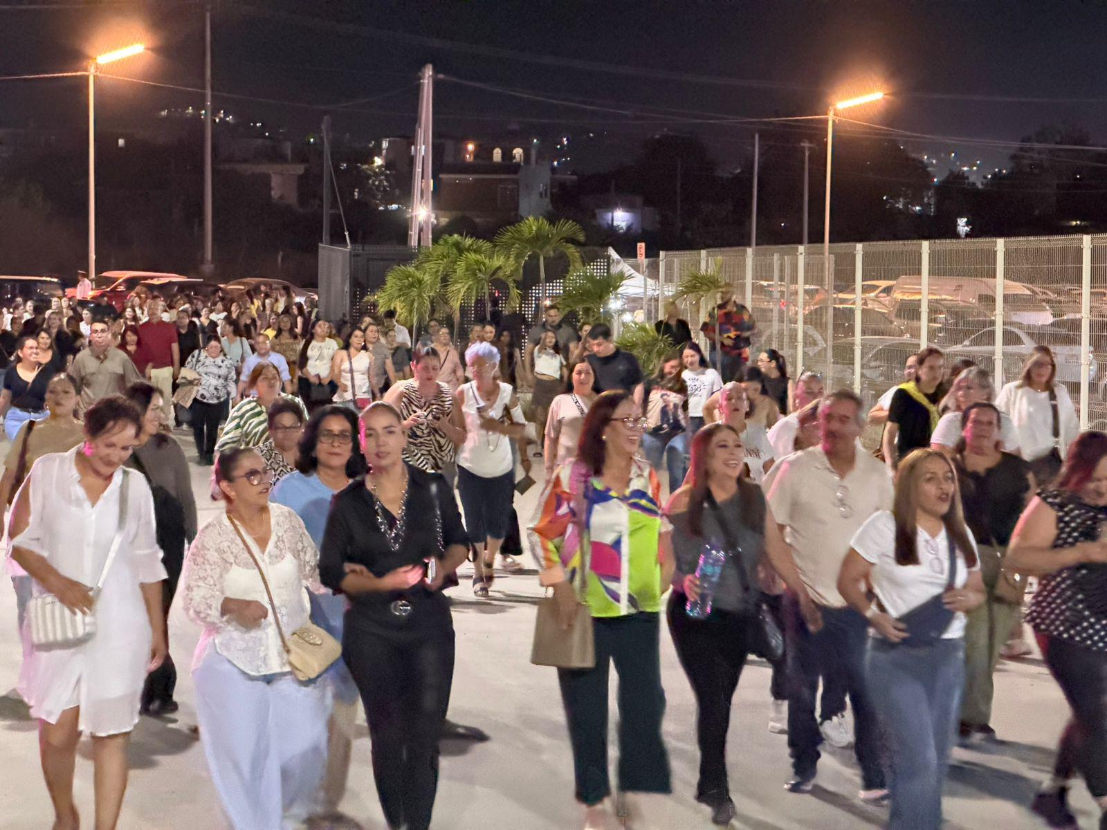 $!Fans abarrotan El Encanto para ver a Chayanne en Mazatlán