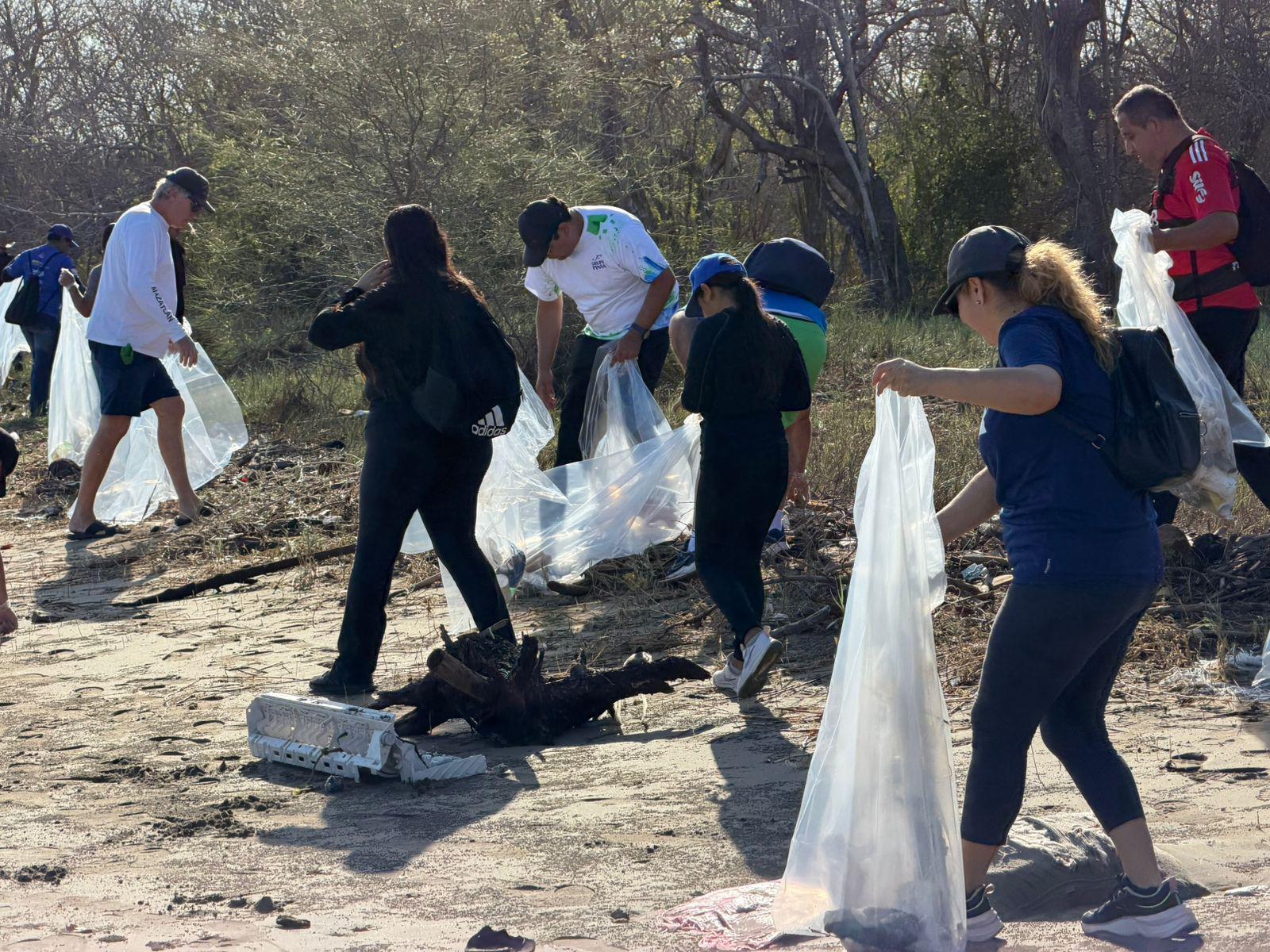 $!Retiran residuos de la Isla de la Piedra en jornada por el Día Mundial de los Océanos