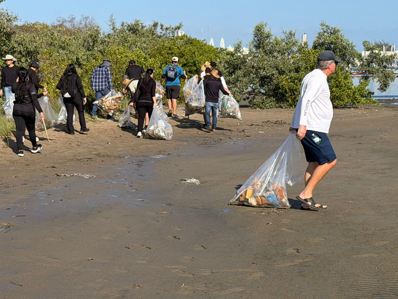$!Retiran residuos de la Isla de la Piedra en jornada por el Día Mundial de los Océanos