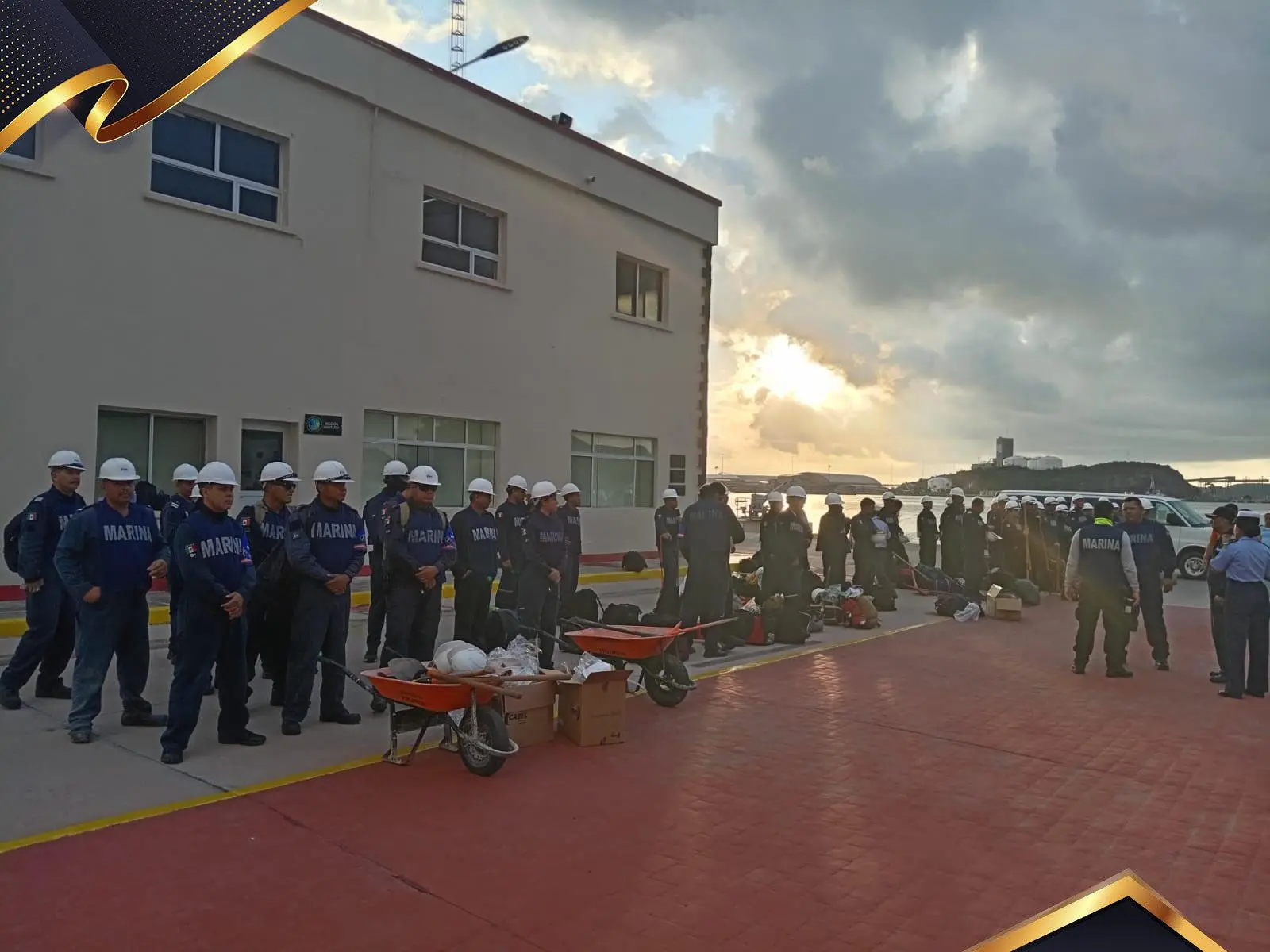 $!Llega a Mazatlán buque de la Armada para trasladar ayuda a BCS tras paso de ‘Polo’