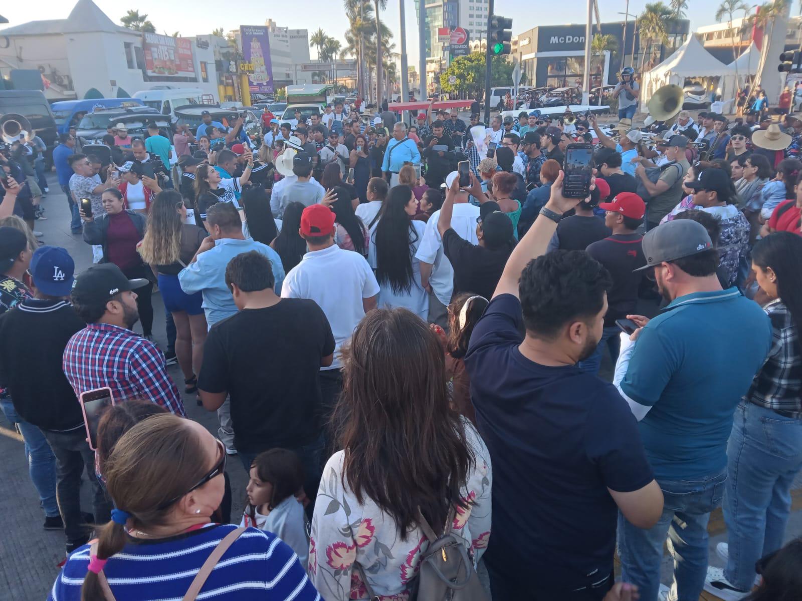 $!Tras más de cinco horas de protesta en la zona hotelera de Mazatlán, músicos mantienen plantón en el malecón