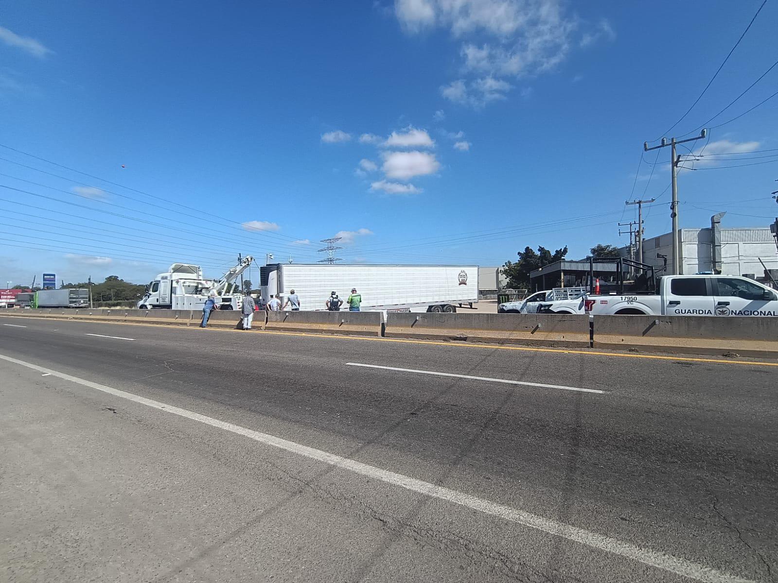 $!Se desprende caja de tráiler y bloquea La Costerita en Culiacán