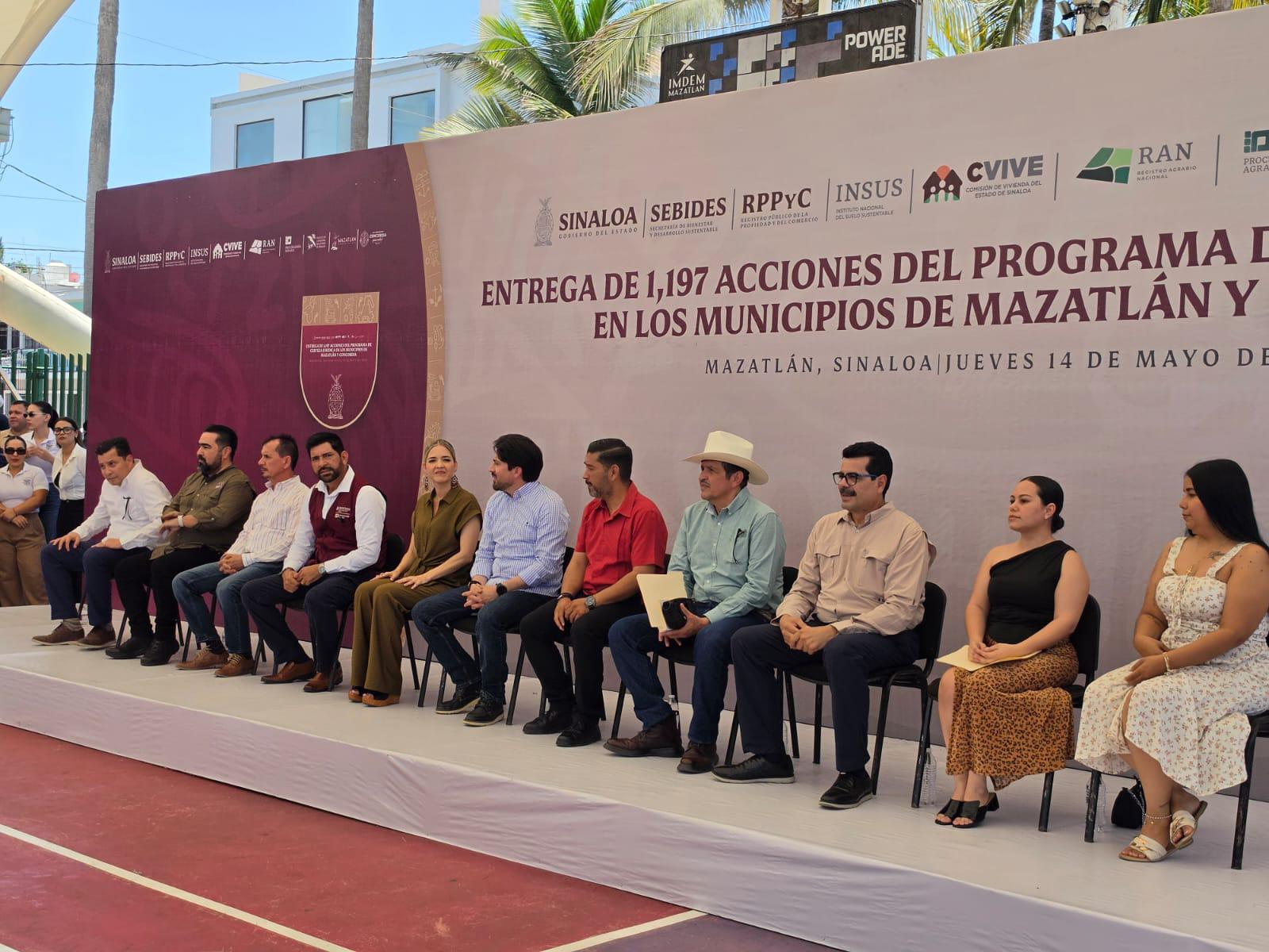$!Entregan escrituras y certificados a familias desplazadas y ejidatarios de Mazatlán y Concordia