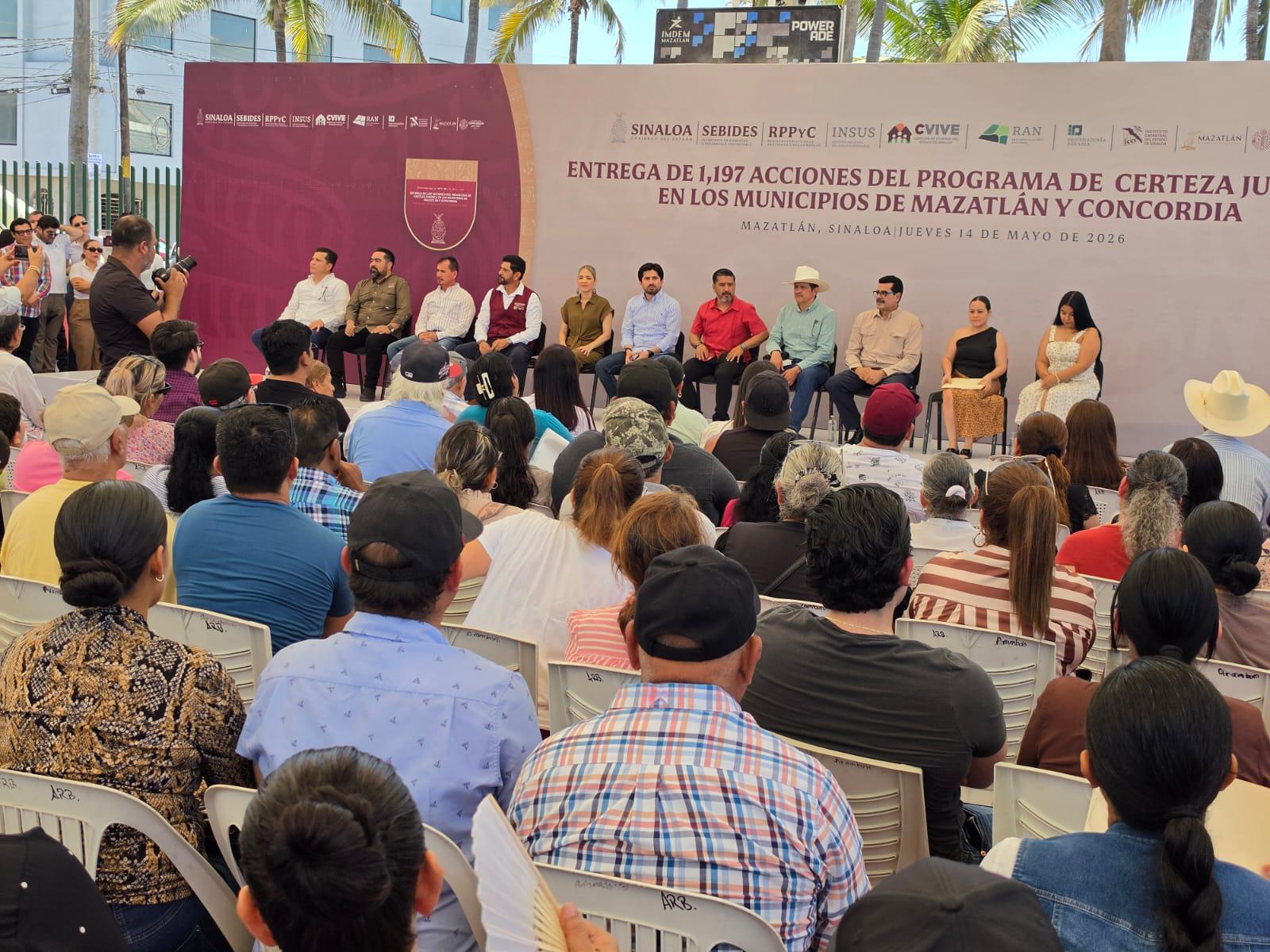 $!Entregan escrituras y certificados a familias desplazadas y ejidatarios de Mazatlán y Concordia