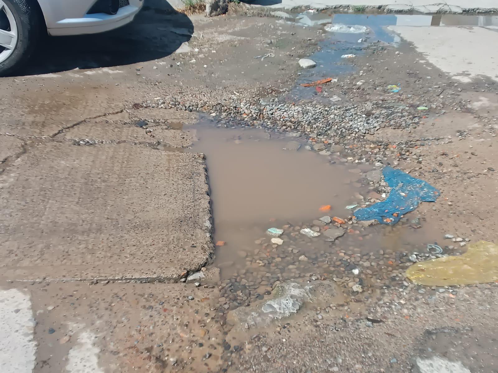 $!Alertan vecinos de Jabalíes por un gran bache que podría provocar accidentes viales