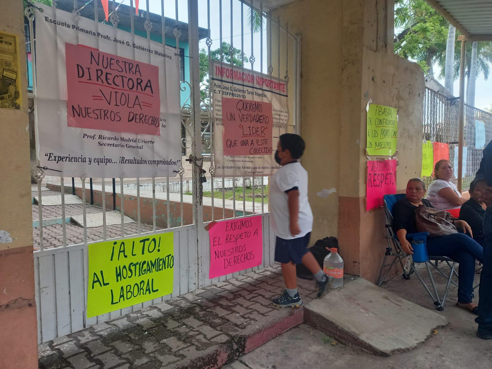 $!Toman primaria en Escuinapa; exigen destitución de la directora por hostigamiento laboral