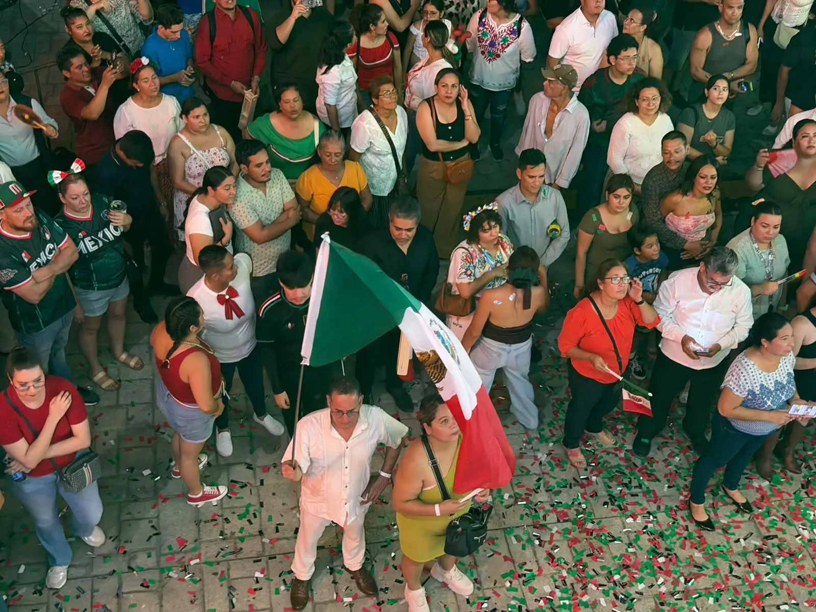 $!Cientos de personas acompañan a Alcaldesa de Mazatlán durante el Grito de Independencia