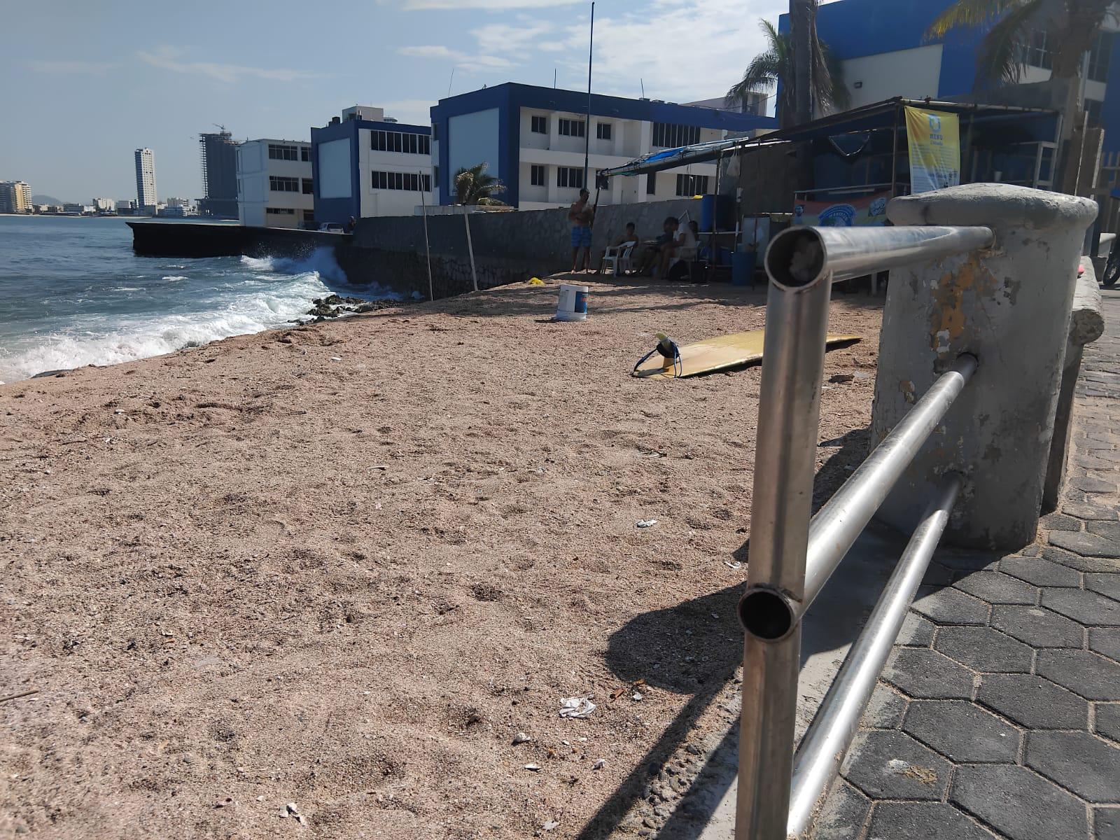 $!Cortan barandal de acero inoxidable en malecón de Playa Pinitos, en Mazatlán, para crear accesos