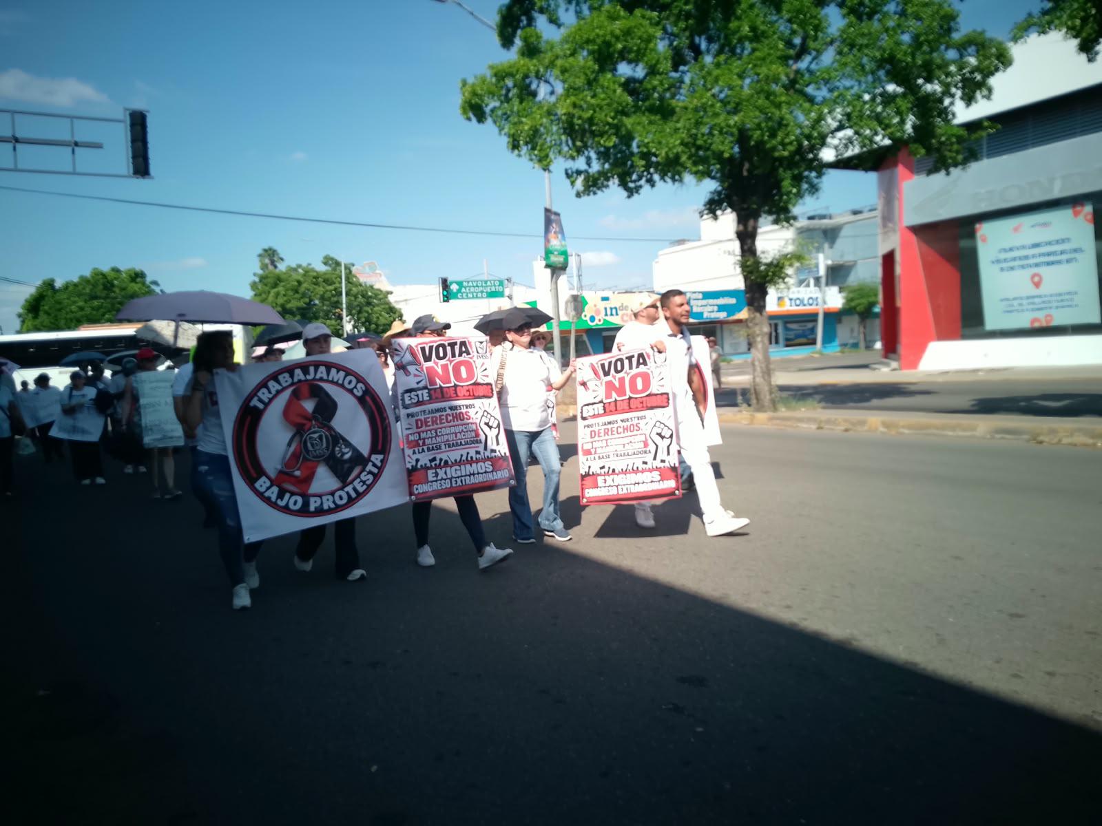 $!Marchan trabajadores del IMSS en Culiacán por aumento salarial y mejores condiciones laborales