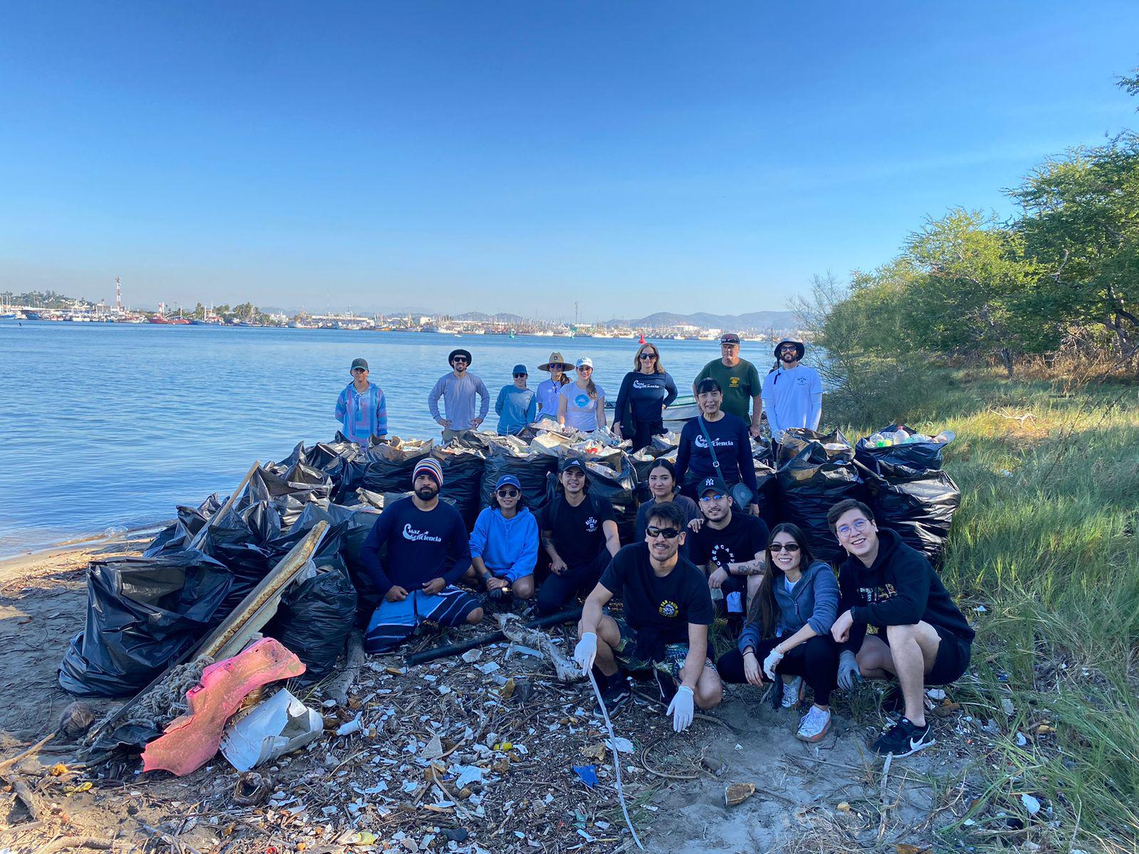 $!Extrae MazConciencia más 600 kilos de basura del manglar de la Isla de la Piedra