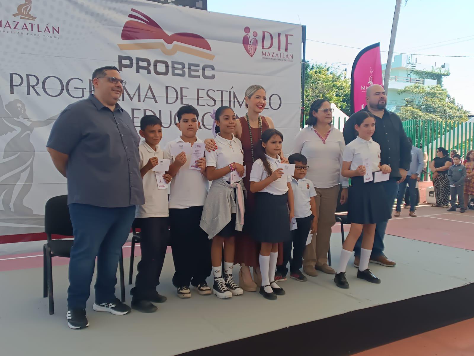 $!Entrega Gobierno de Mazatlán 800 nuevas nuevas becas a través de Probec