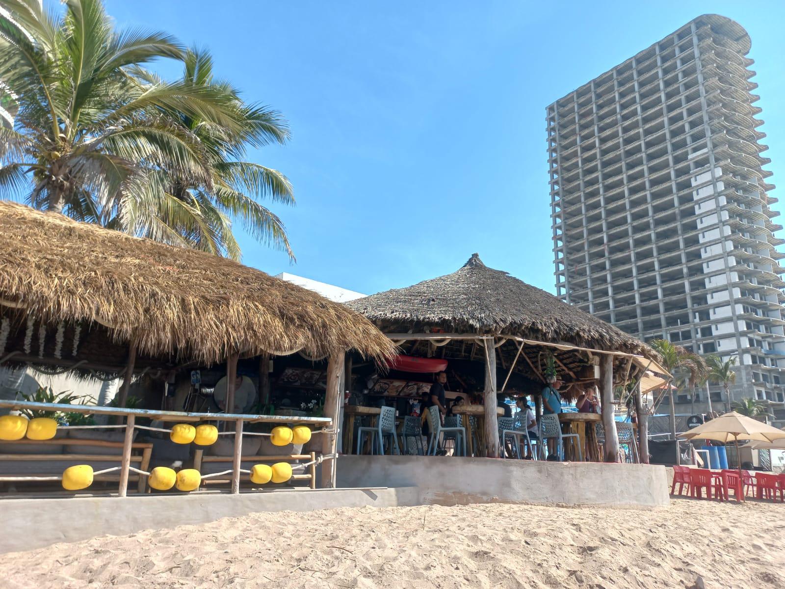 $!Pese a la clausura de una palapa en Mazatlán, albañiles continúan trabajando en el lugar