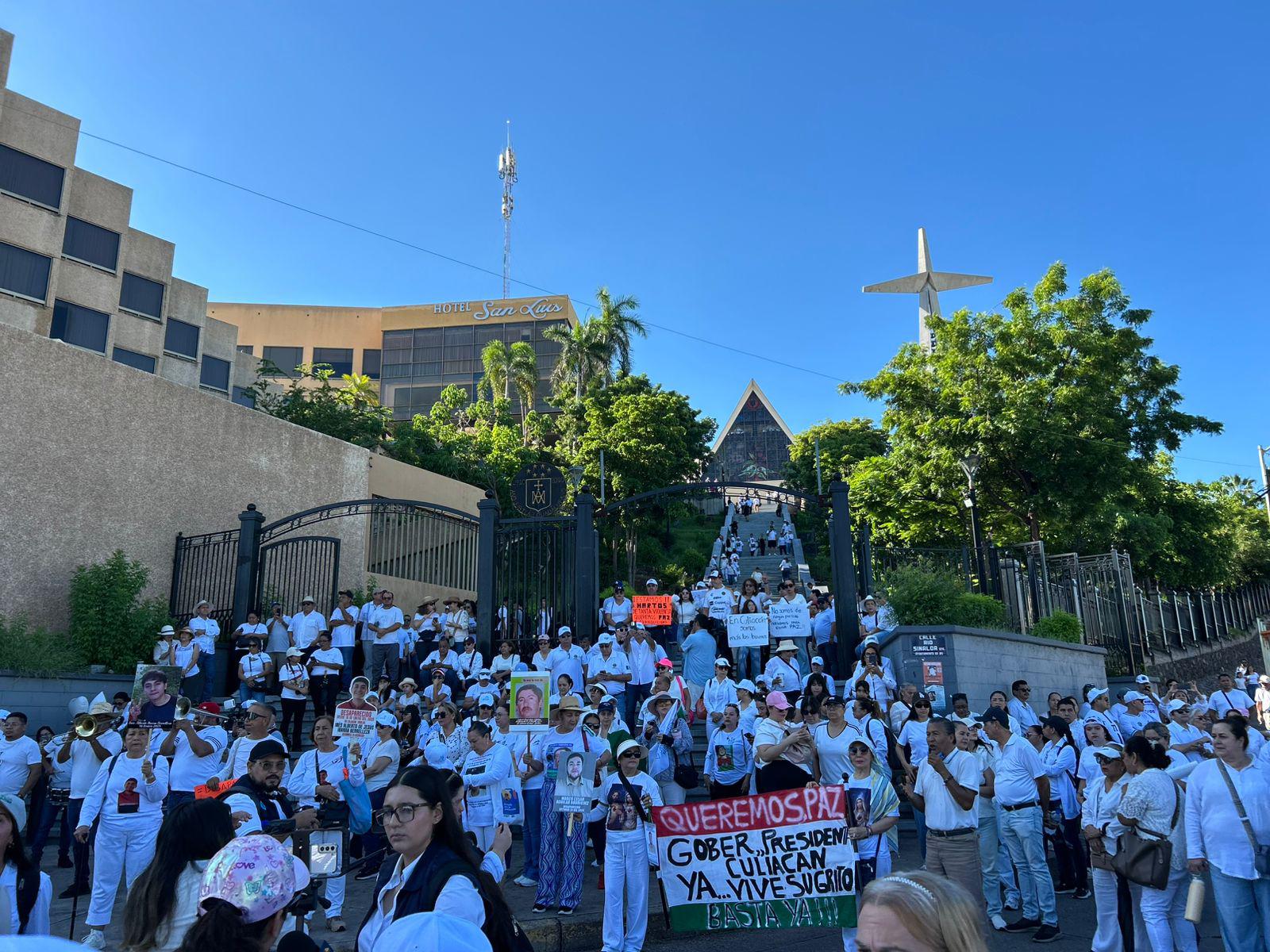 $!Ciudadanos marchan en Culiacán para exigir paz a un año de enfrentamientos criminales