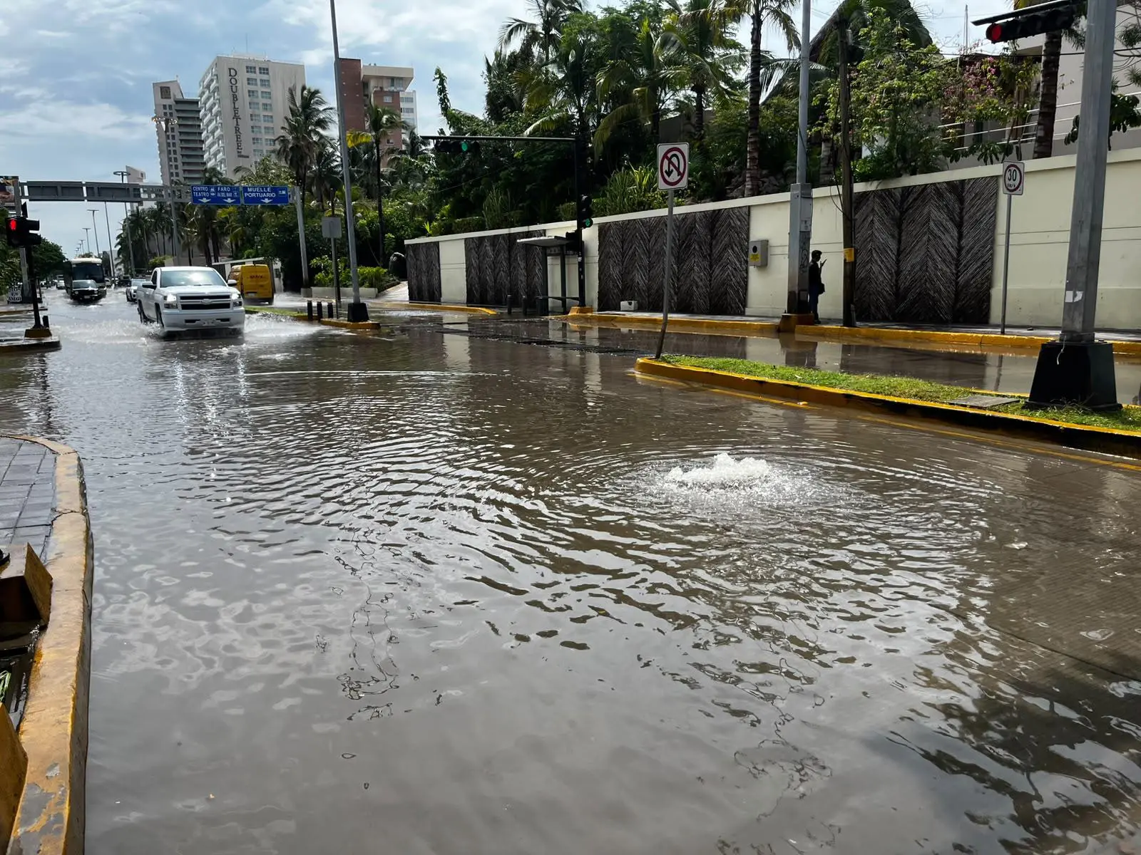 $!Lluvias provocan estragos en zona hotelera frente a Conapesca, en Mazatlán