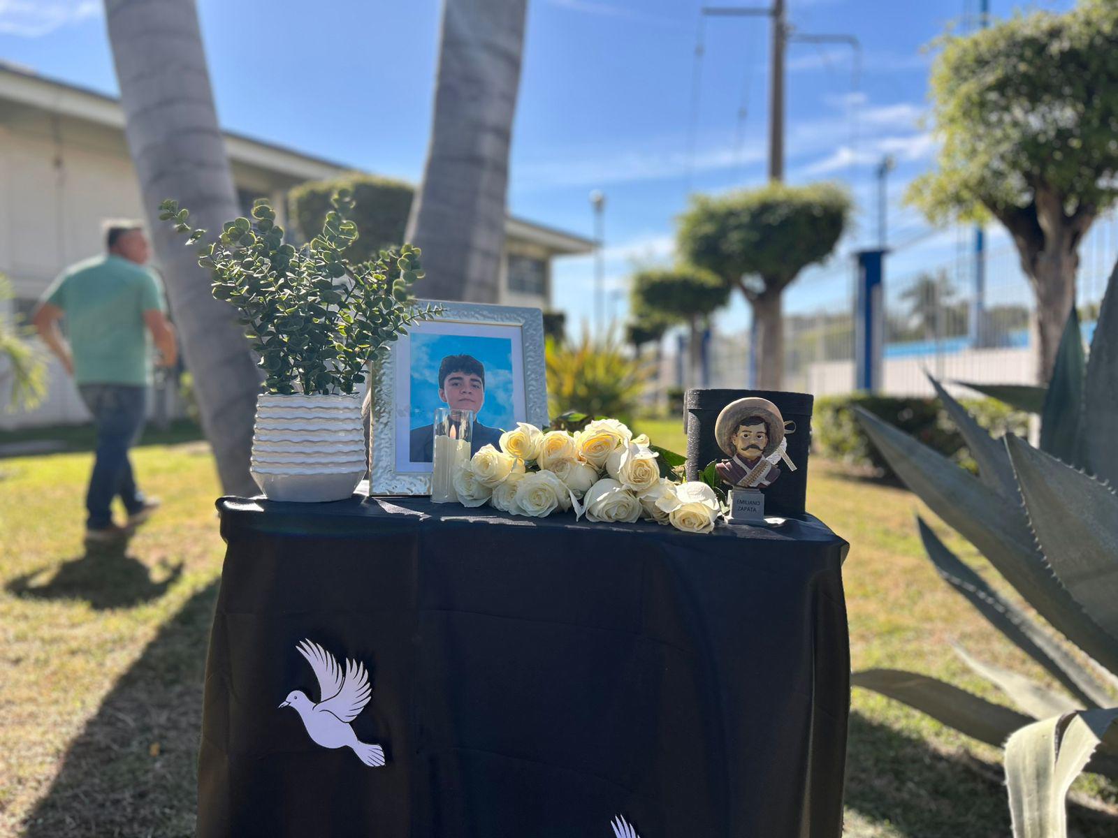 $!Comunidad estudiantil despide a Ricardo Mizael en preparatoria donde cursaba sus estudios