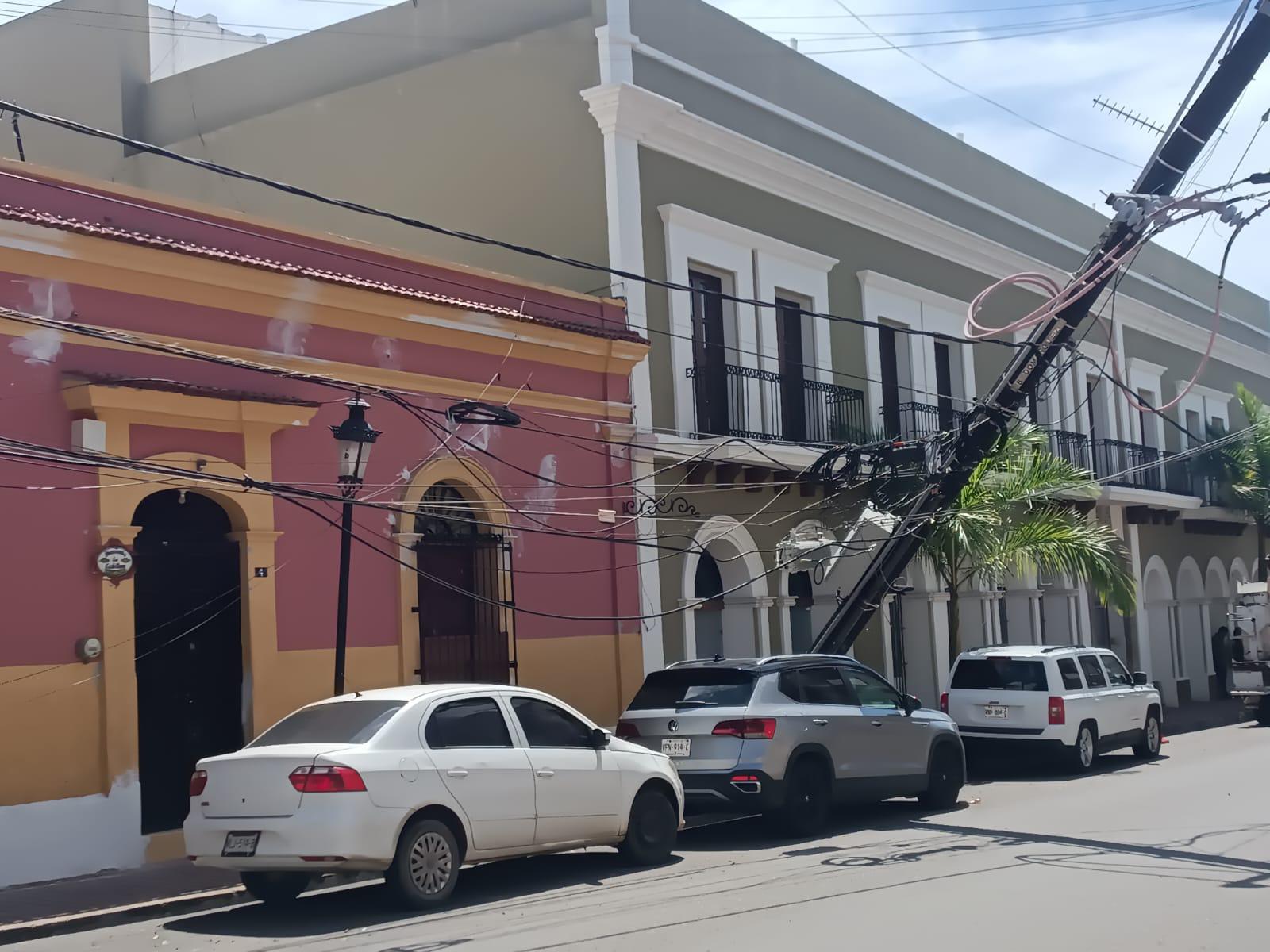 $!Cae poste de la CFE en Centro Histórico de Mazatlán y provoca falta de luz a vecinos de la zona