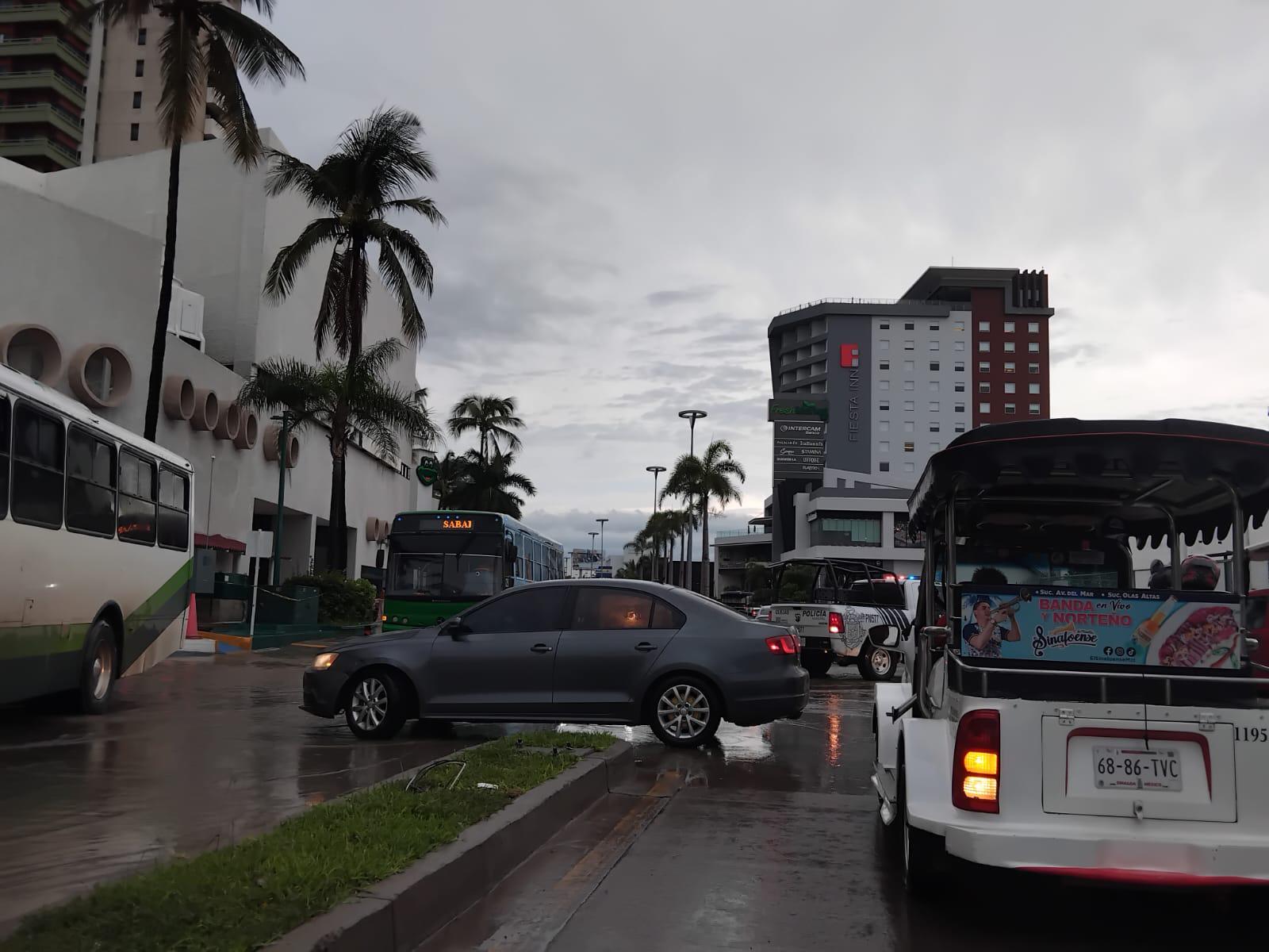 $!Azotan fuertes lluvias con actividad eléctrica en Mazatlán