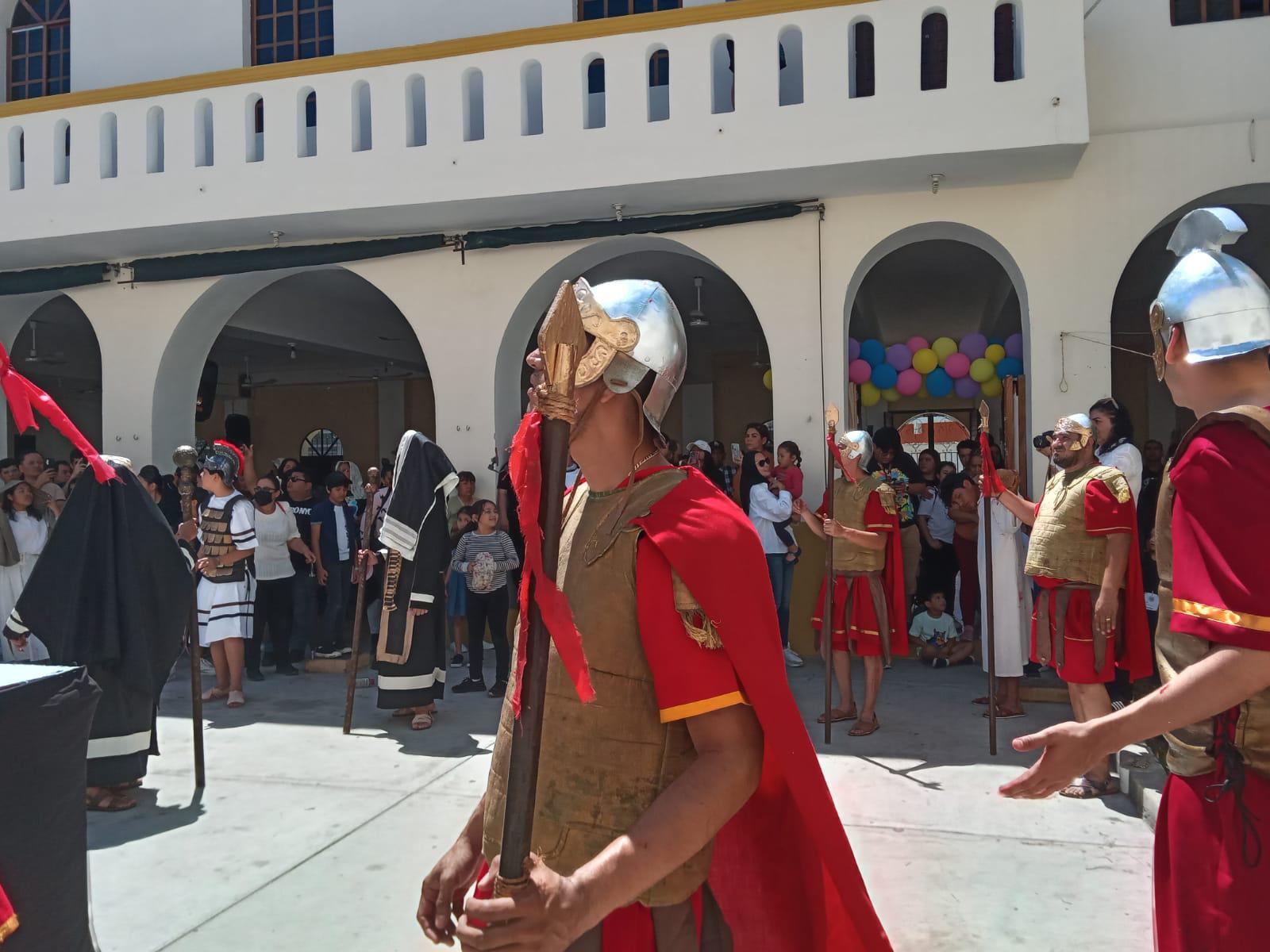 $!Mazatlecos y turistas atestiguan el Viacrucis Viviente en calles del Centro de puerto
