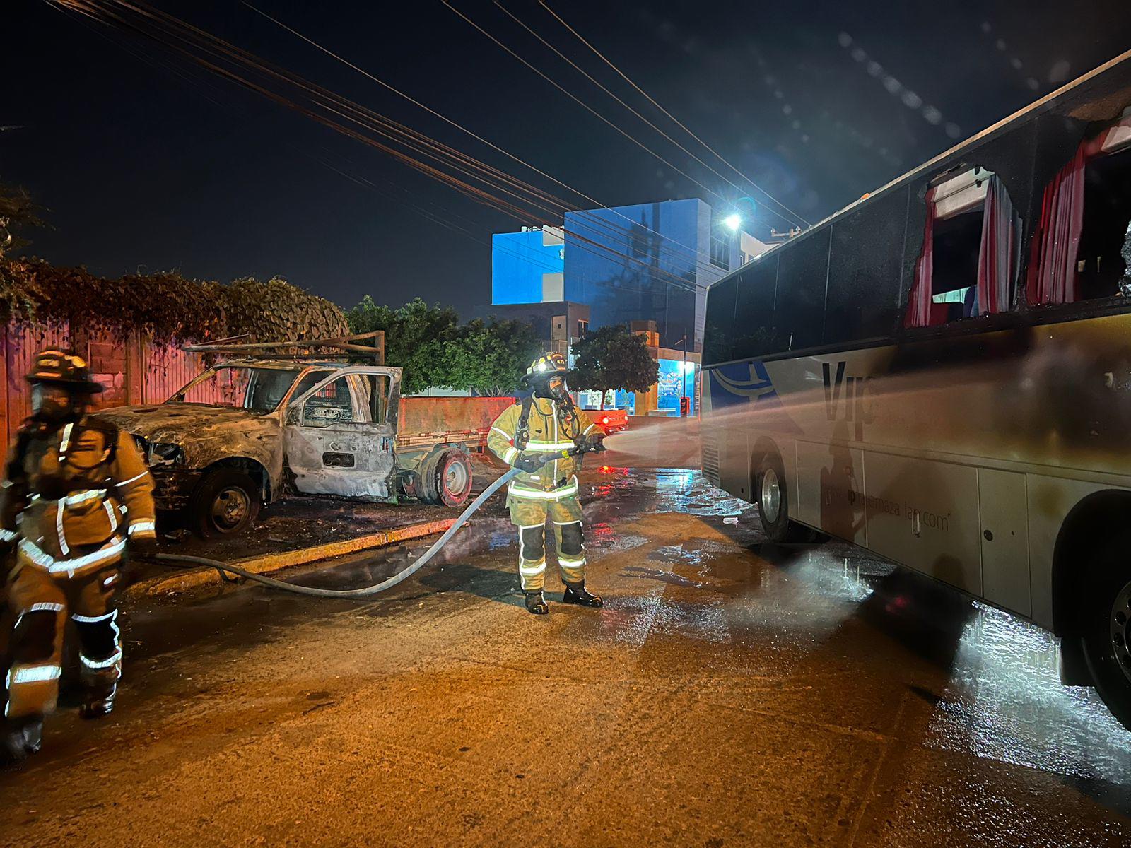 $!Camioneta estacionada se incendia en Mazatlán y provoca daños a un autobús