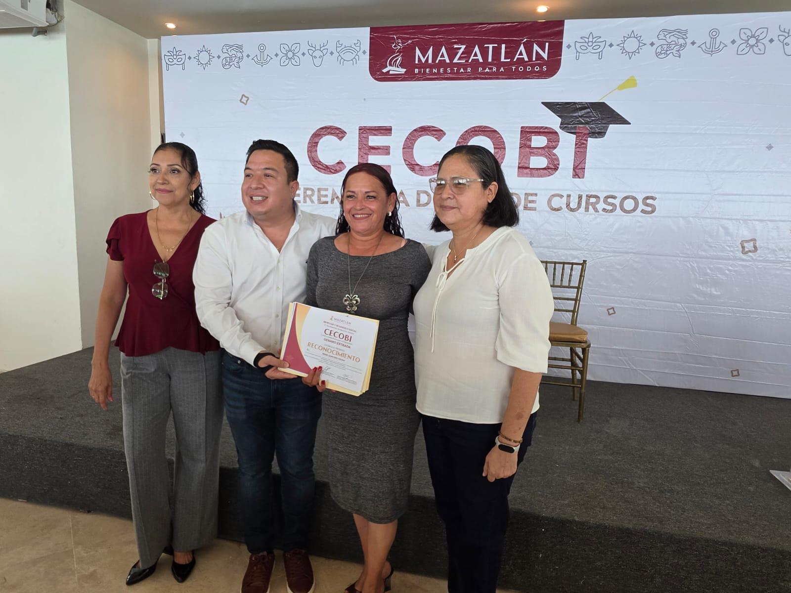 $!Clausuran cursos y talleres de Cecobi Genaro Estrada y entregan constancias a 150 participantes