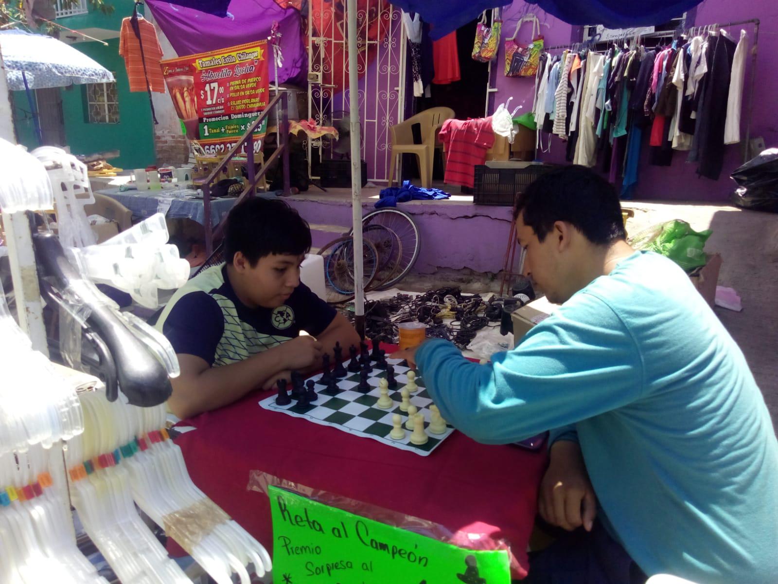 $!¿Le sabes al ajedrez? En Mazatlán, Luis te reta a ganarle una partida en el tianguis de la Juárez